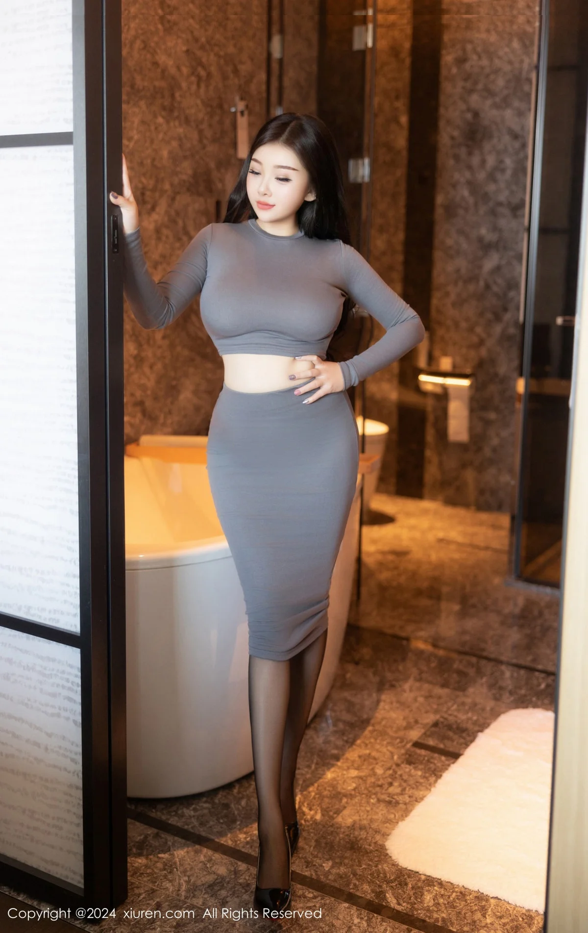 白洁Bessie性感灰色紧身服饰配黑丝袜秀丰满身材绝美写真 第 4 张