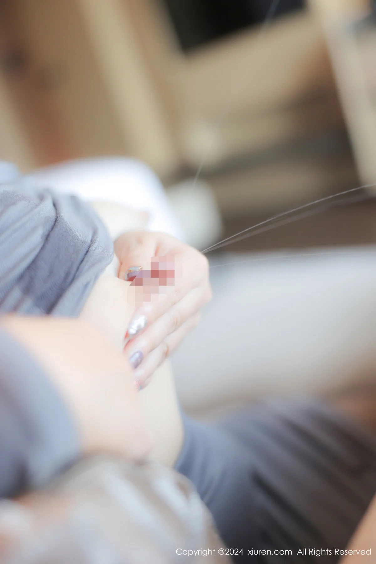 白洁Bessie性感灰色紧身服饰配黑丝袜秀丰满身材绝美写真 第 40 张