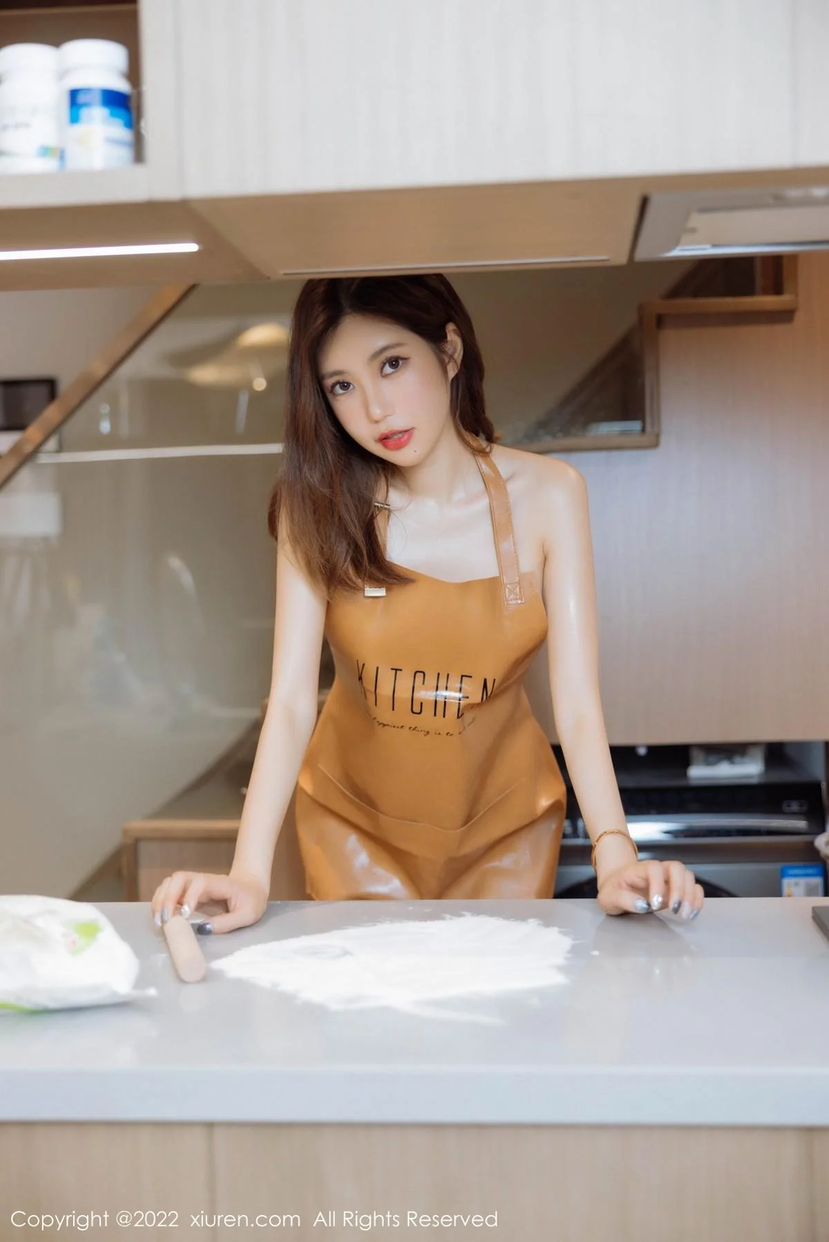 绮里嘉ula淡粉色连衣短裙+性感真空厨娘围裙撩人绝美写真 第 18 张
