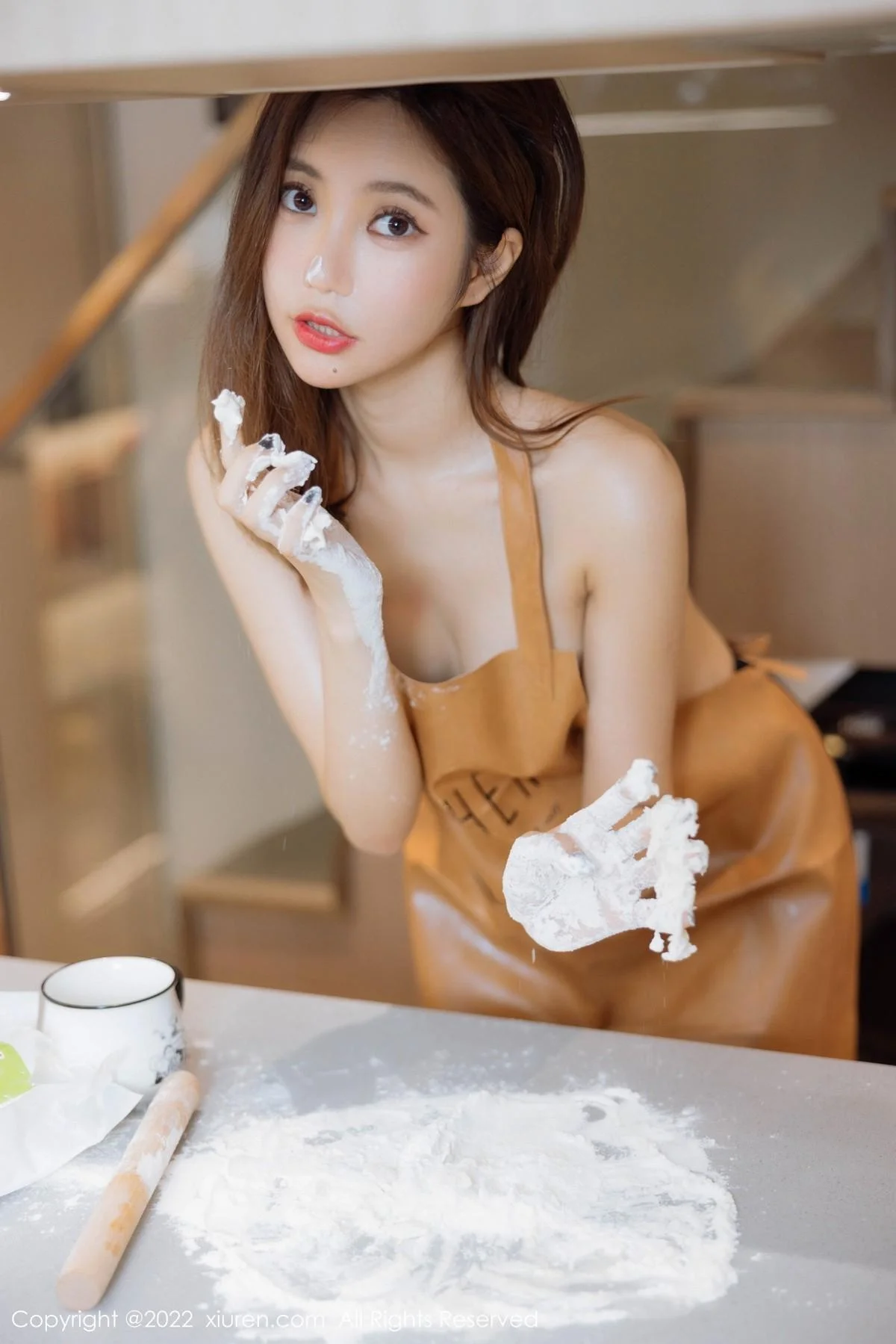 绮里嘉ula淡粉色连衣短裙+性感真空厨娘围裙撩人绝美写真 第 29 张