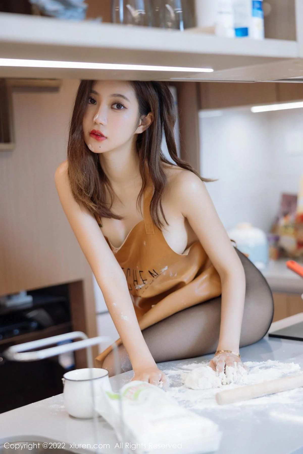 绮里嘉ula淡粉色连衣短裙+性感真空厨娘围裙撩人绝美写真 第 34 张