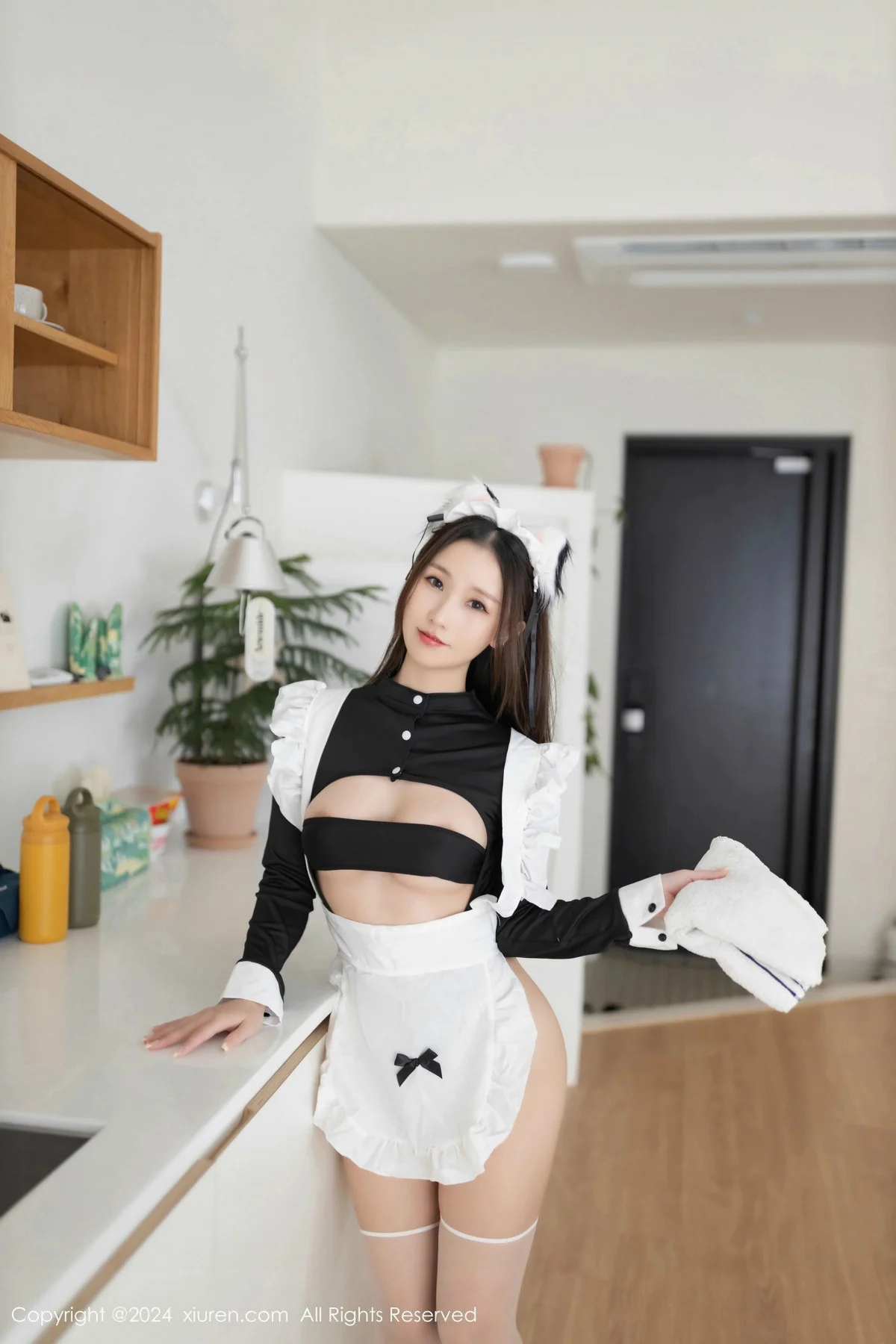 杏子Yada性感黑色女仆服饰配白色丝袜秀曼妙身姿绝美写真 第 1 张