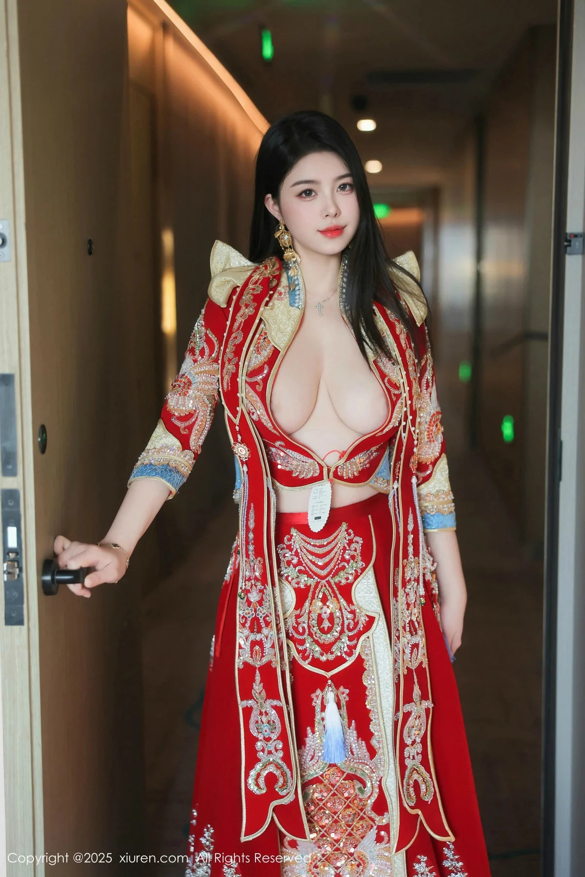 林若凡F性感红色新娘装配黑丝吊袜半脱秀丰腴身材绝美写真 第 1 张