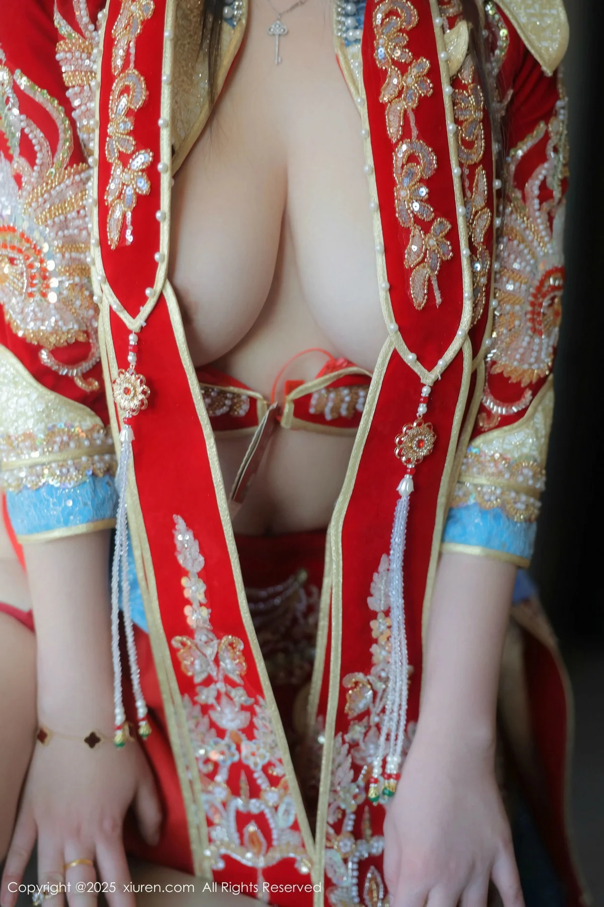 林若凡F性感红色新娘装配黑丝吊袜半脱秀丰腴身材绝美写真 第 32 张