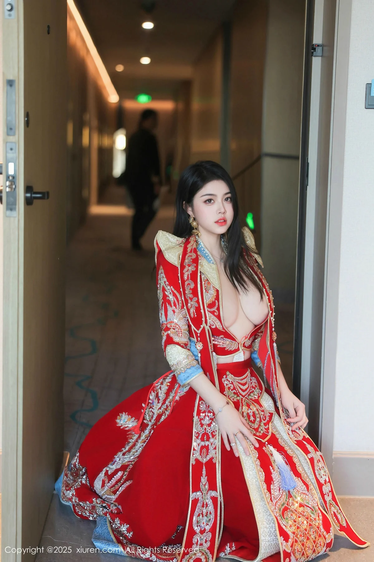 林若凡F性感红色新娘装配黑丝吊袜半脱秀丰腴身材绝美写真 第 4 张