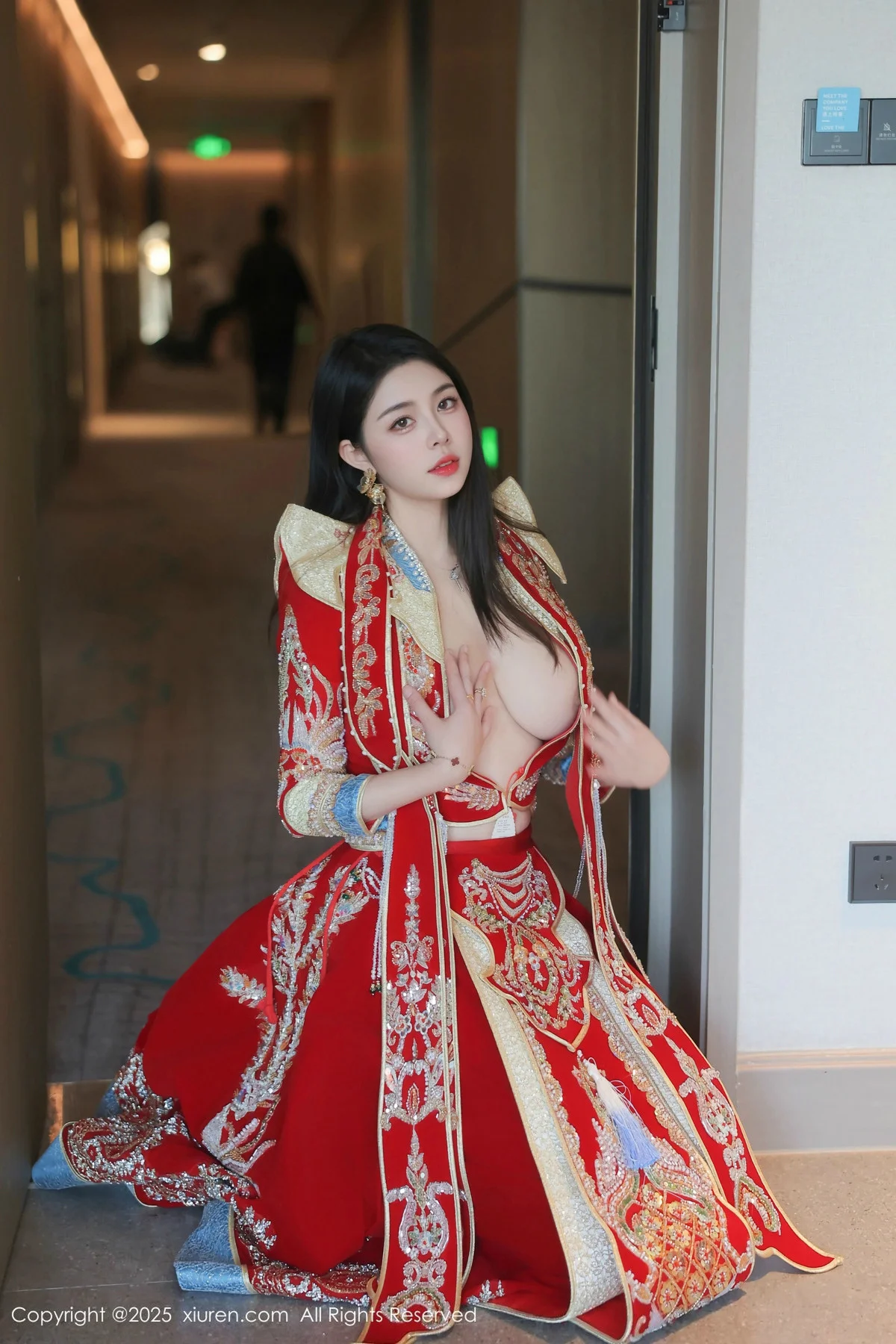 林若凡F性感红色新娘装配黑丝吊袜半脱秀丰腴身材绝美写真 第 6 张