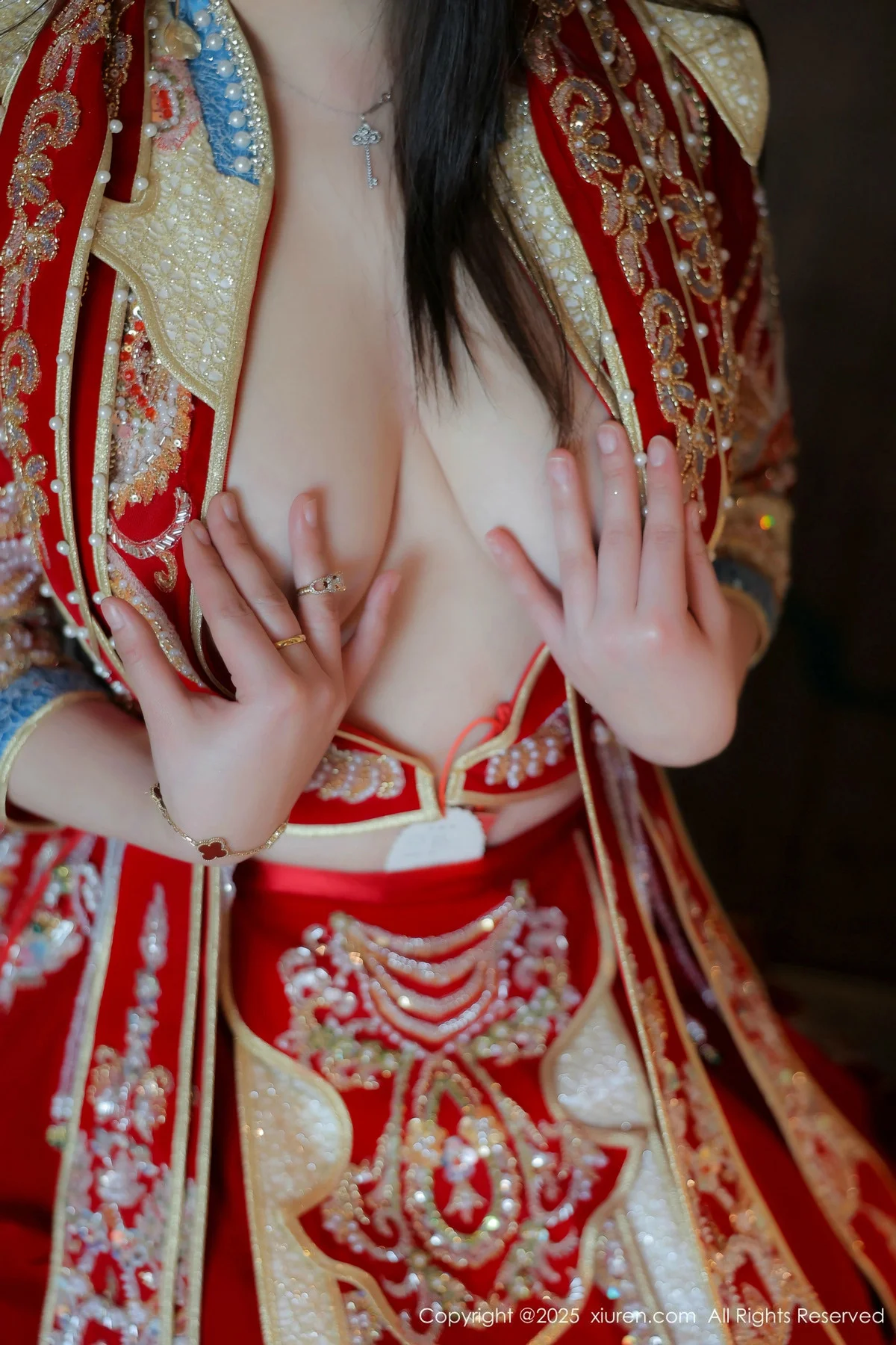 林若凡F性感红色新娘装配黑丝吊袜半脱秀丰腴身材绝美写真 第 7 张