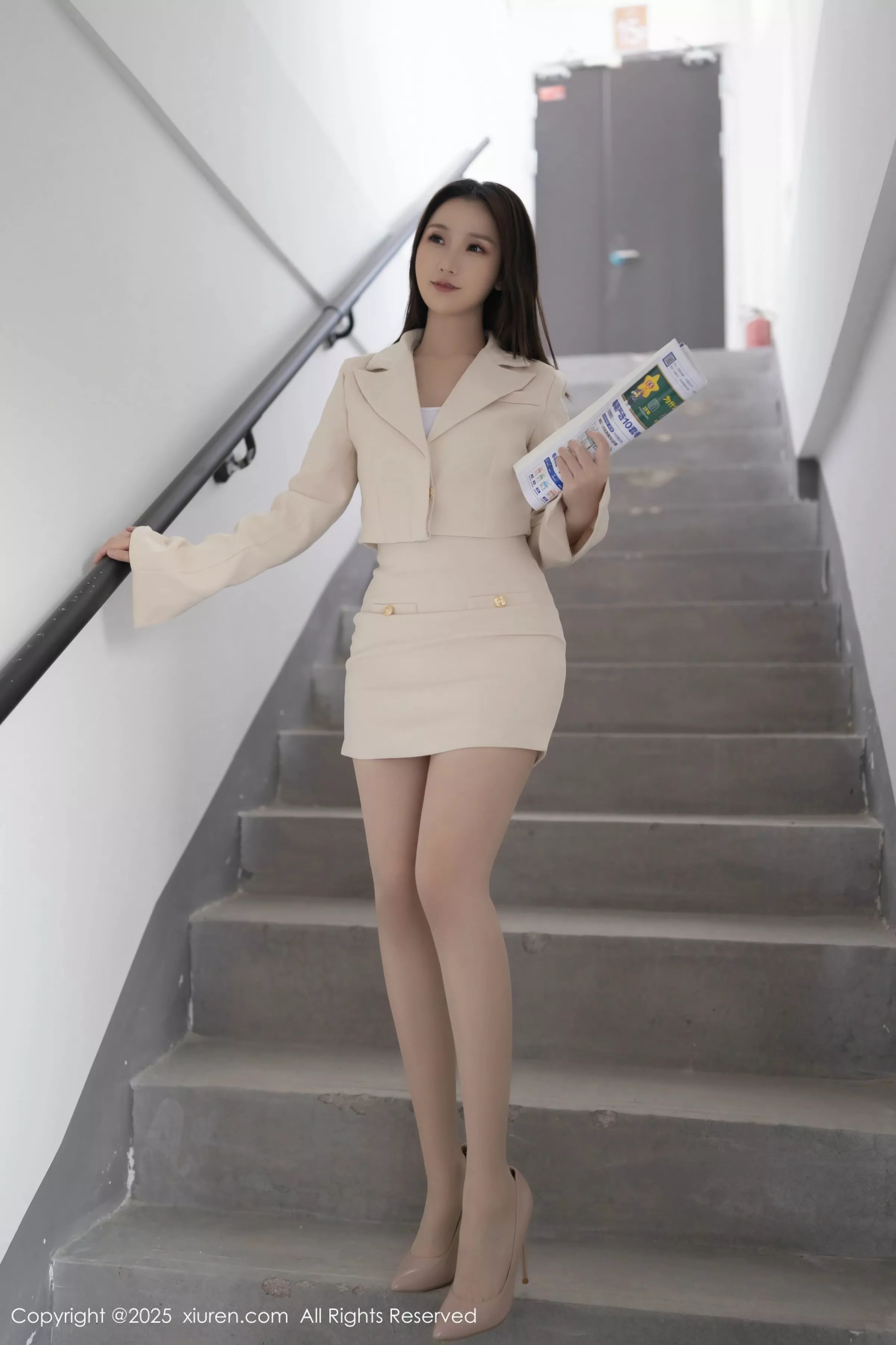 杏子Yada性感浅色短裙露超薄肉丝秀曼妙身姿迷人绝美写真 第 2 张