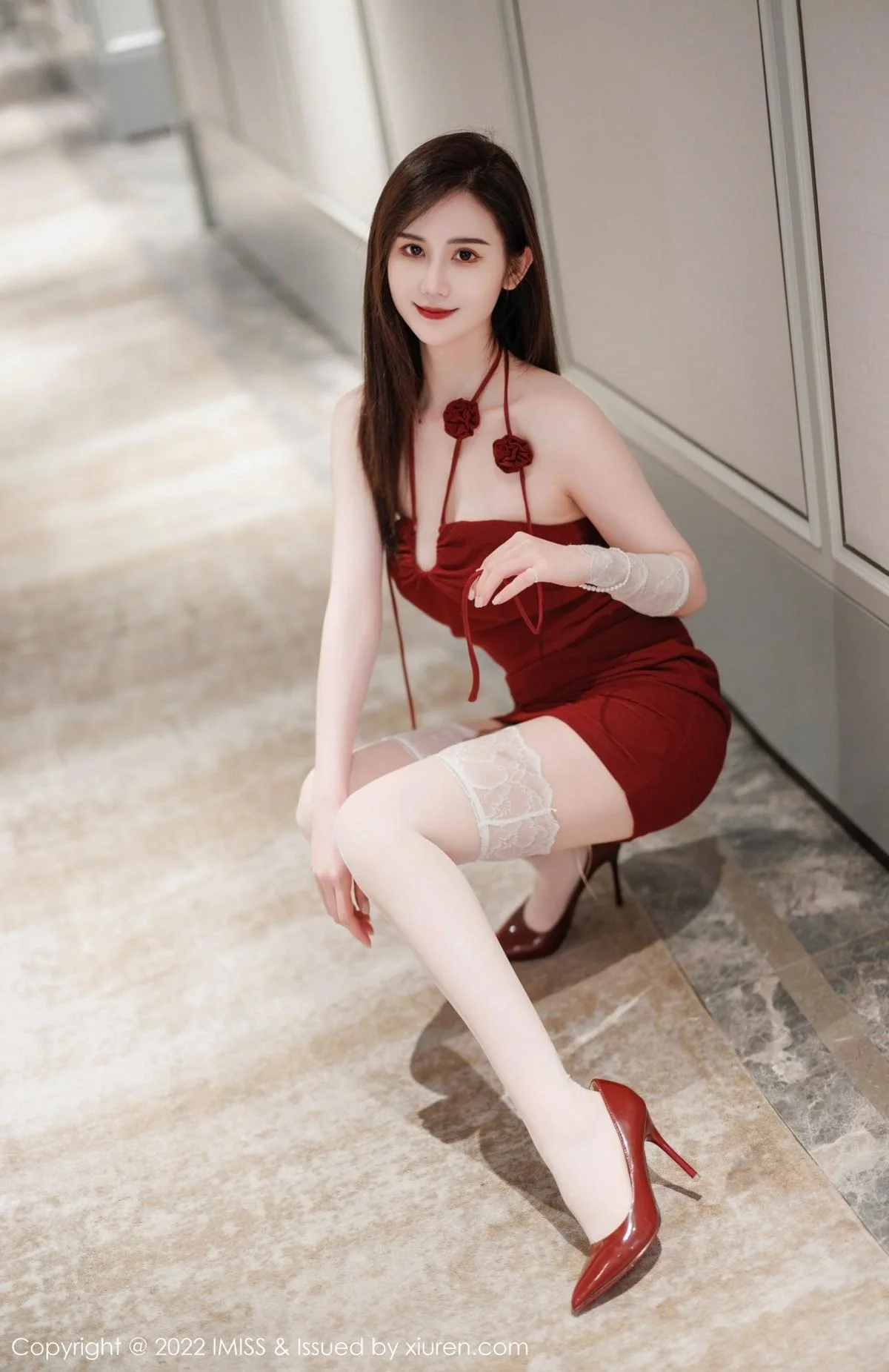 气质SISY思脱红色连衣短裙露性感粉色内衣撩人绝美写真 第 11 张
