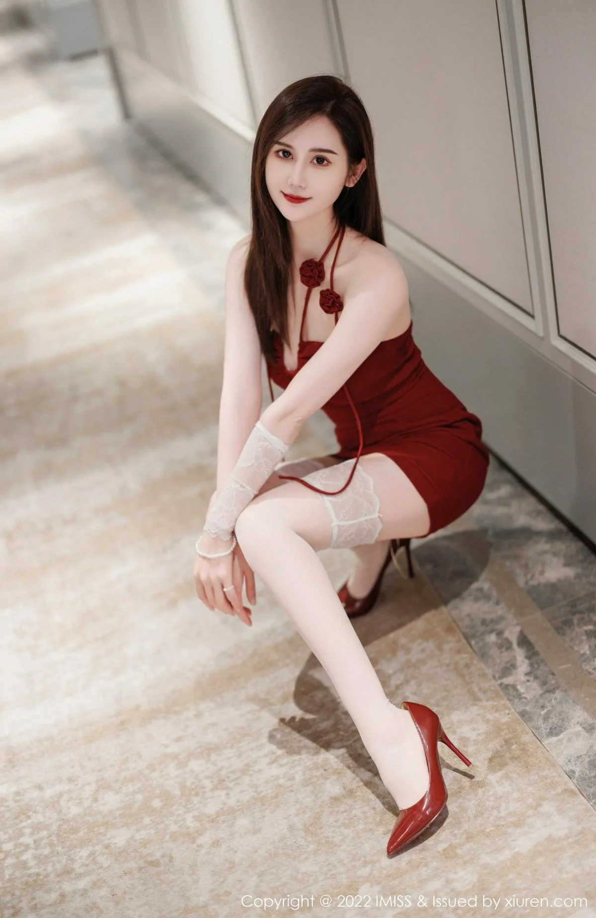 气质SISY思脱红色连衣短裙露性感粉色内衣撩人绝美写真 第 13 张