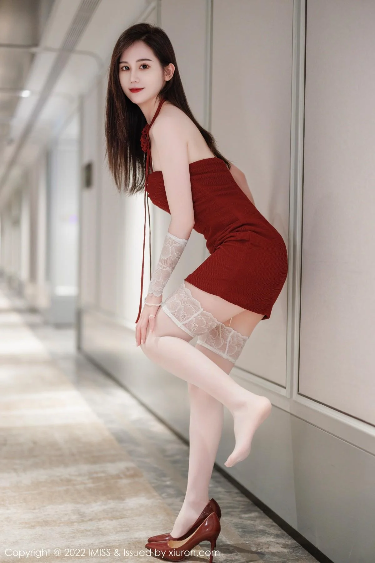 气质SISY思脱红色连衣短裙露性感粉色内衣撩人绝美写真 第 21 张