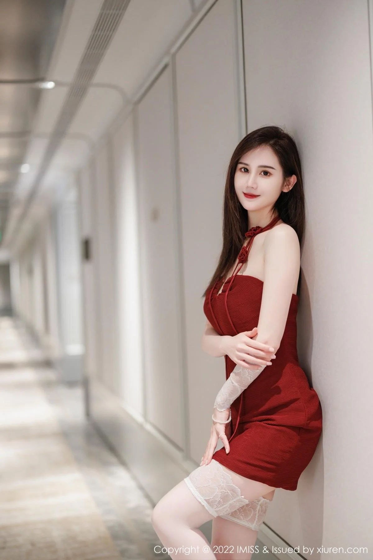 气质SISY思脱红色连衣短裙露性感粉色内衣撩人绝美写真 第 6 张