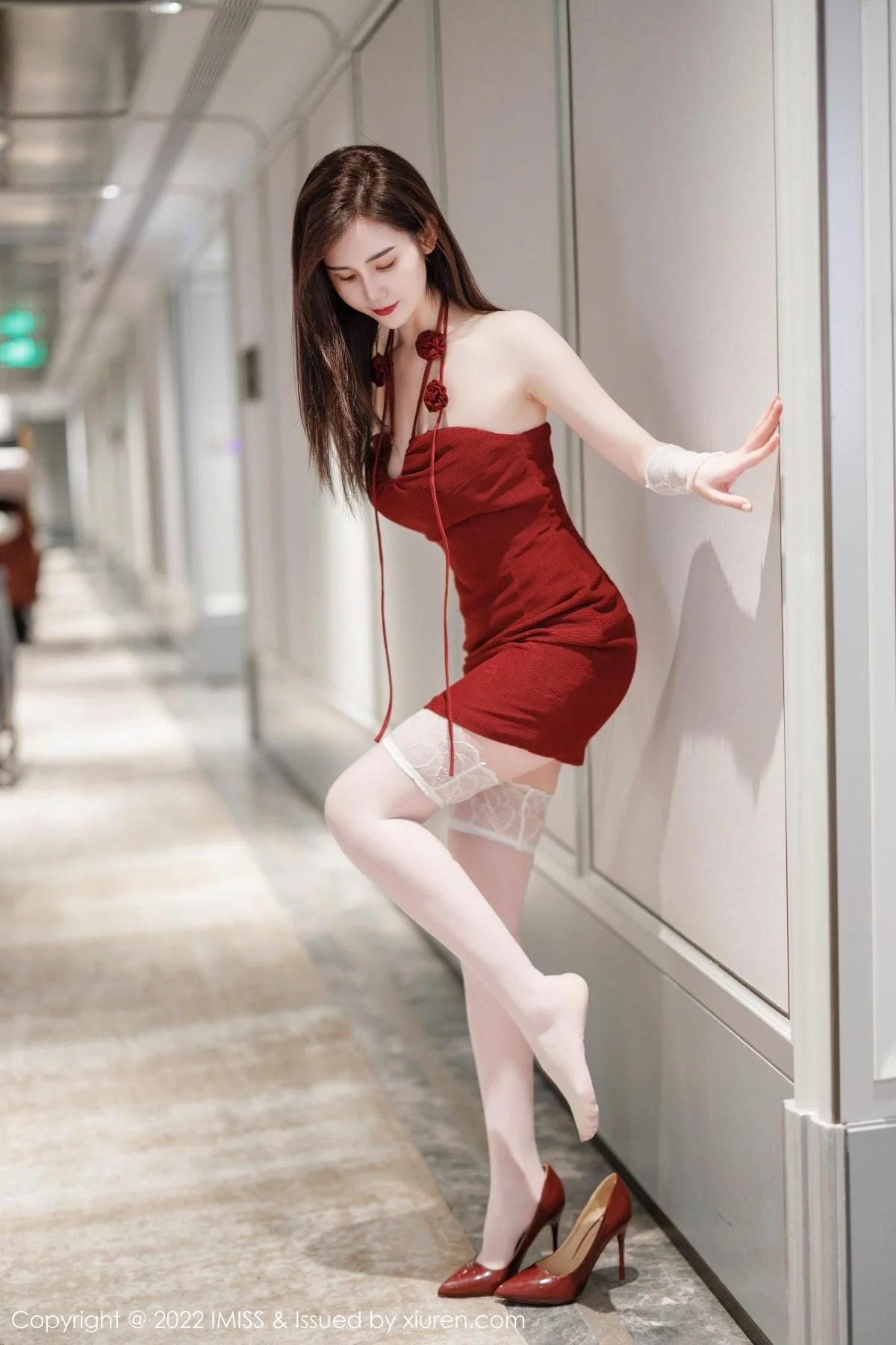 气质SISY思脱红色连衣短裙露性感粉色内衣撩人绝美写真 第 8 张