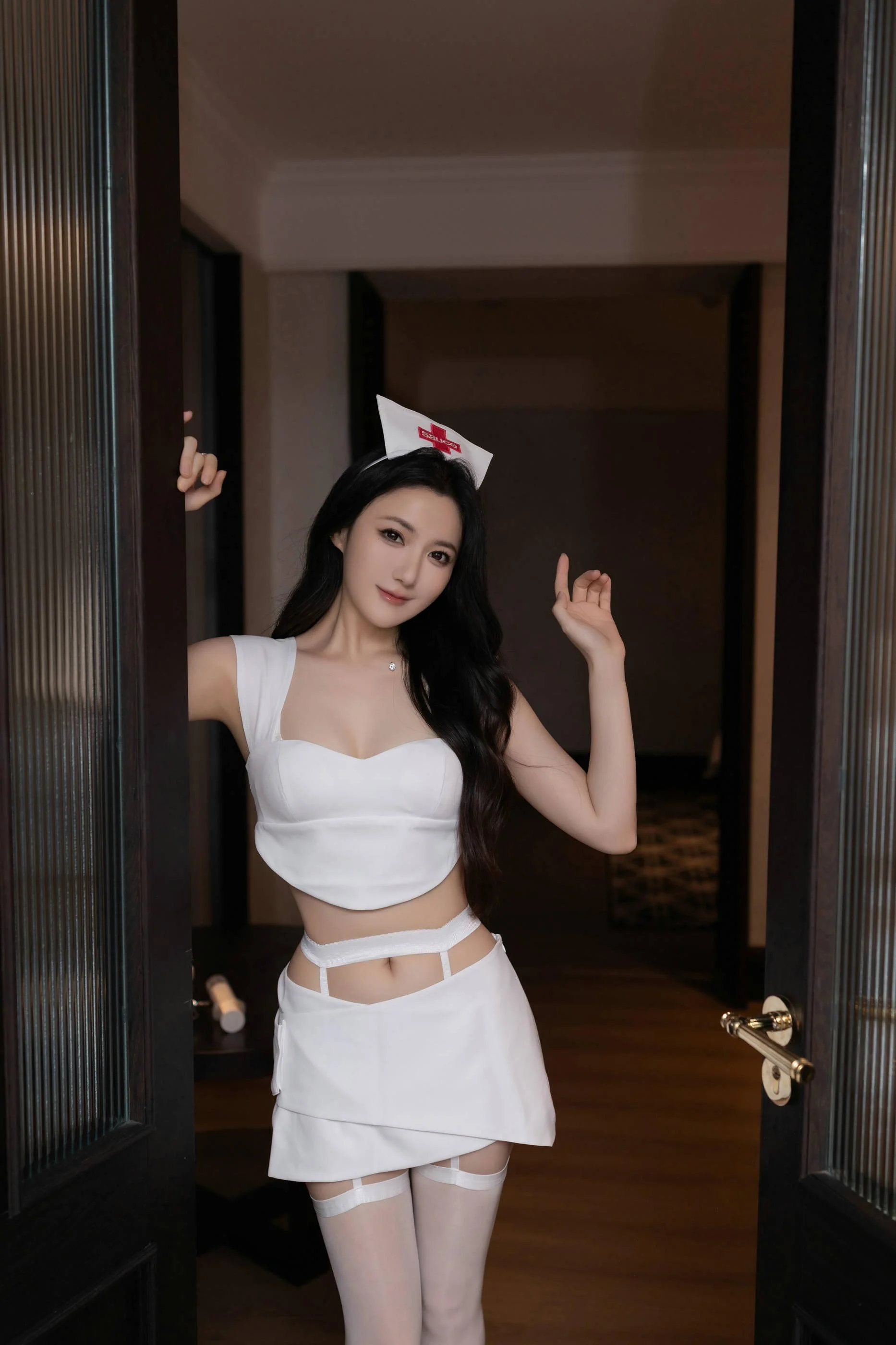 [秀人精选] 鱼子酱 诱人私拍福利 白色护士 第 13 张
