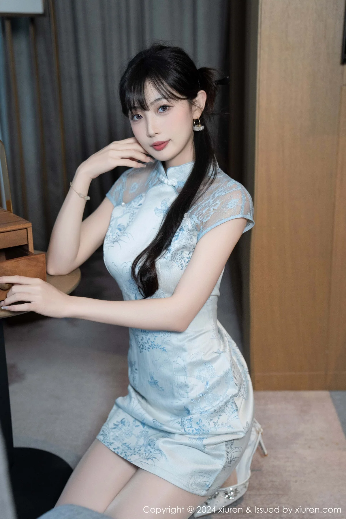 林星阑性感浅色短旗袍露白色内衣配超薄肉丝秀美腿绝美写真 第 1 张