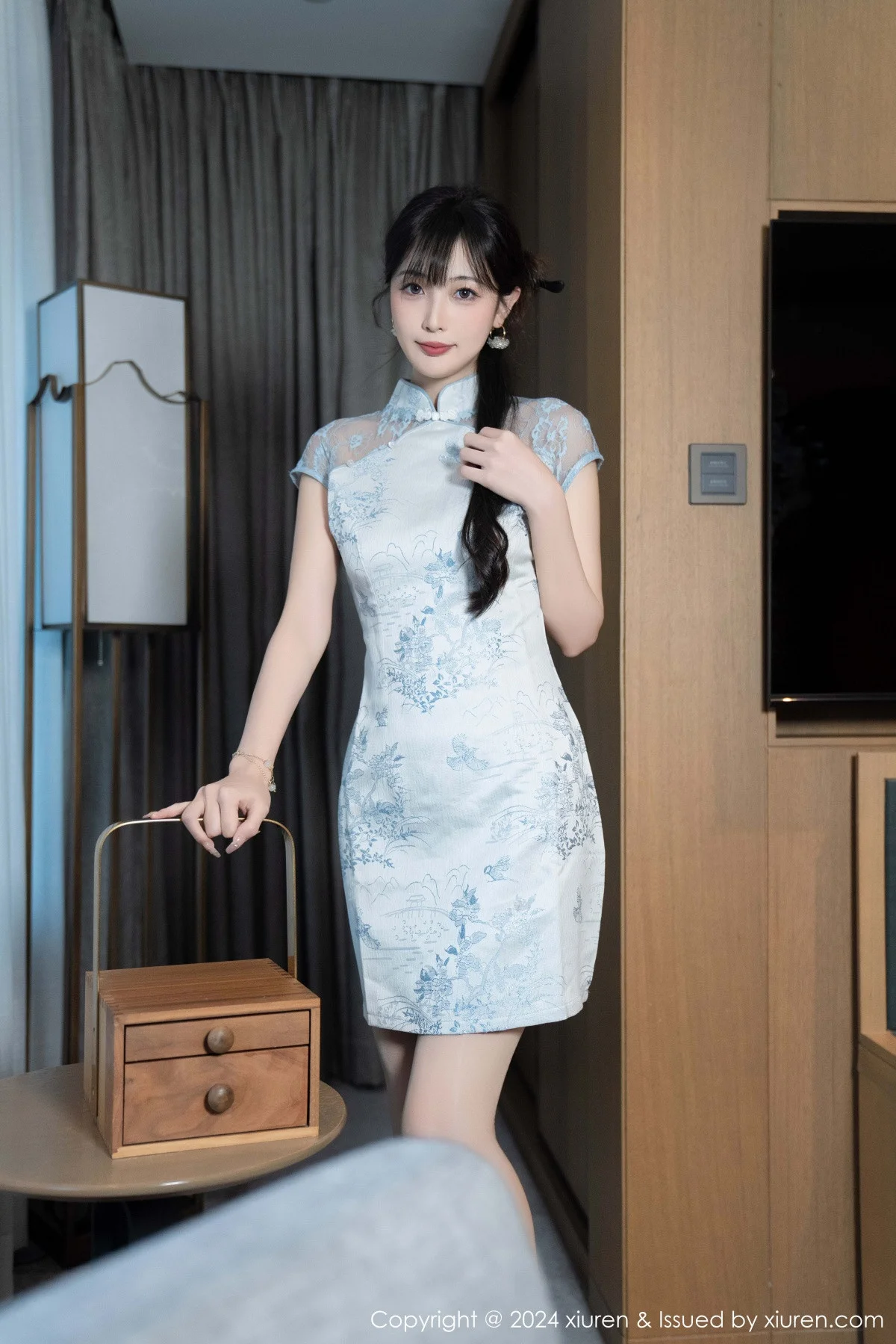 林星阑性感浅色短旗袍露白色内衣配超薄肉丝秀美腿绝美写真 第 10 张