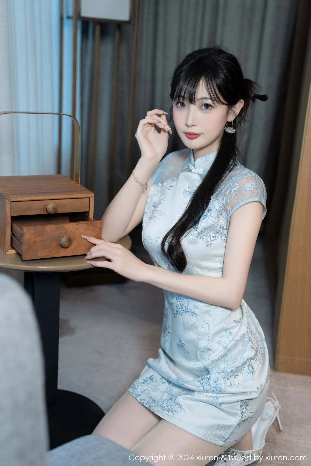 林星阑性感浅色短旗袍露白色内衣配超薄肉丝秀美腿绝美写真 第 13 张
