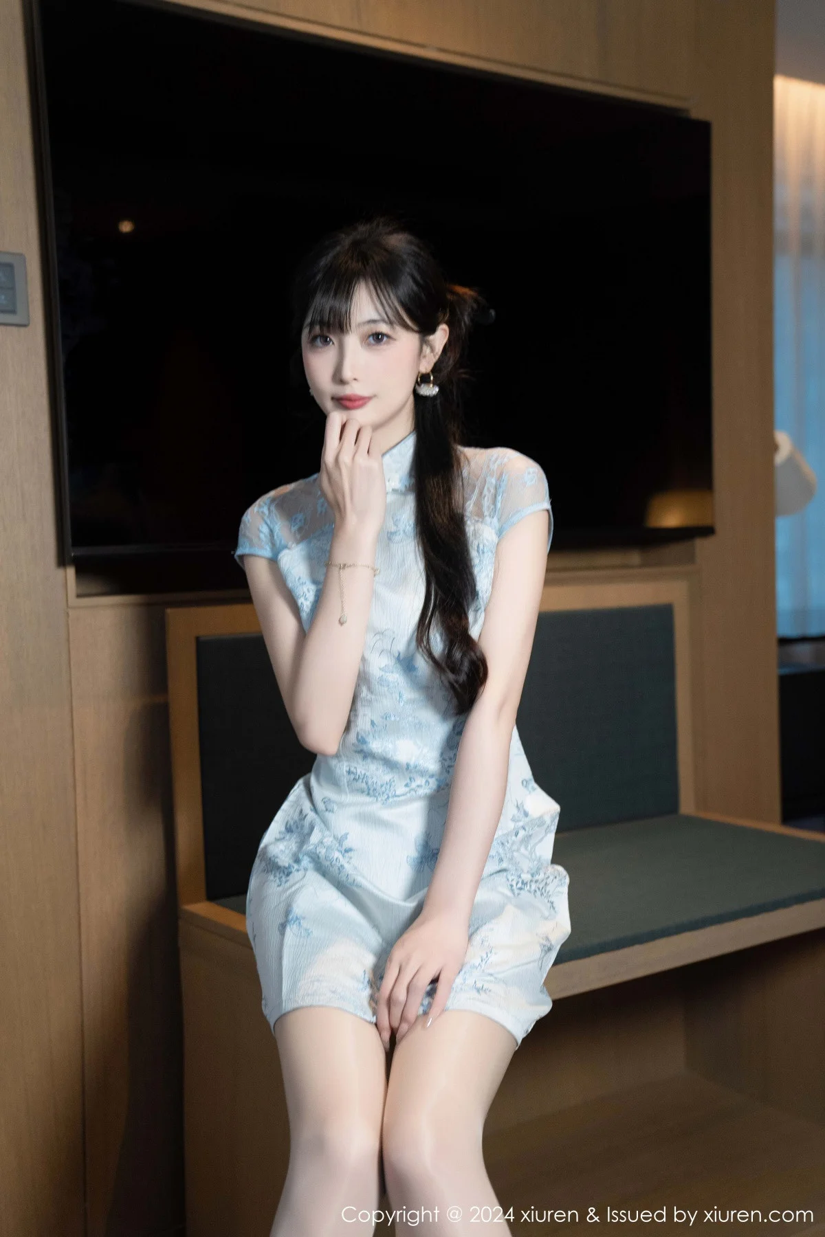 林星阑性感浅色短旗袍露白色内衣配超薄肉丝秀美腿绝美写真 第 14 张