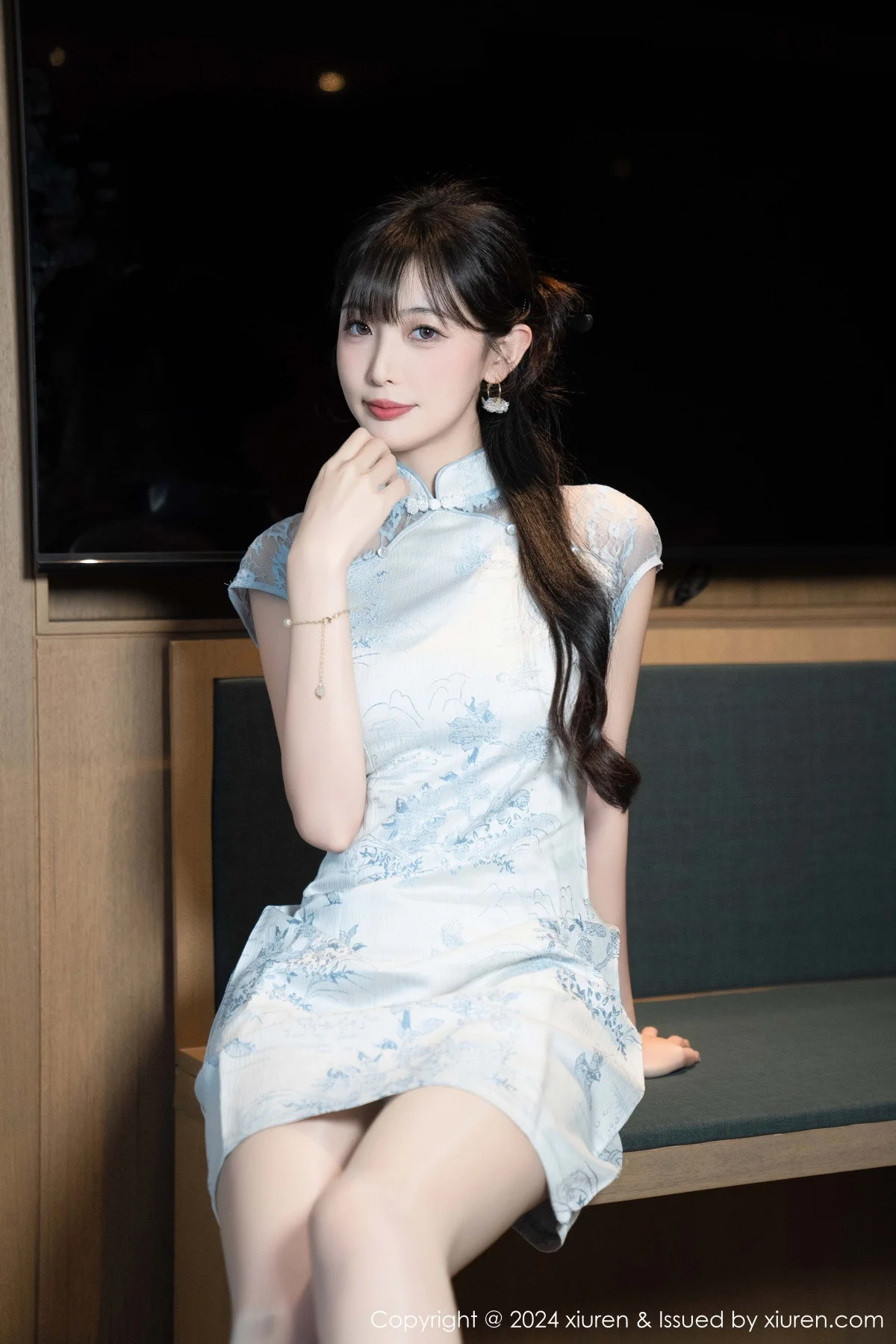 林星阑性感浅色短旗袍露白色内衣配超薄肉丝秀美腿绝美写真 第 16 张