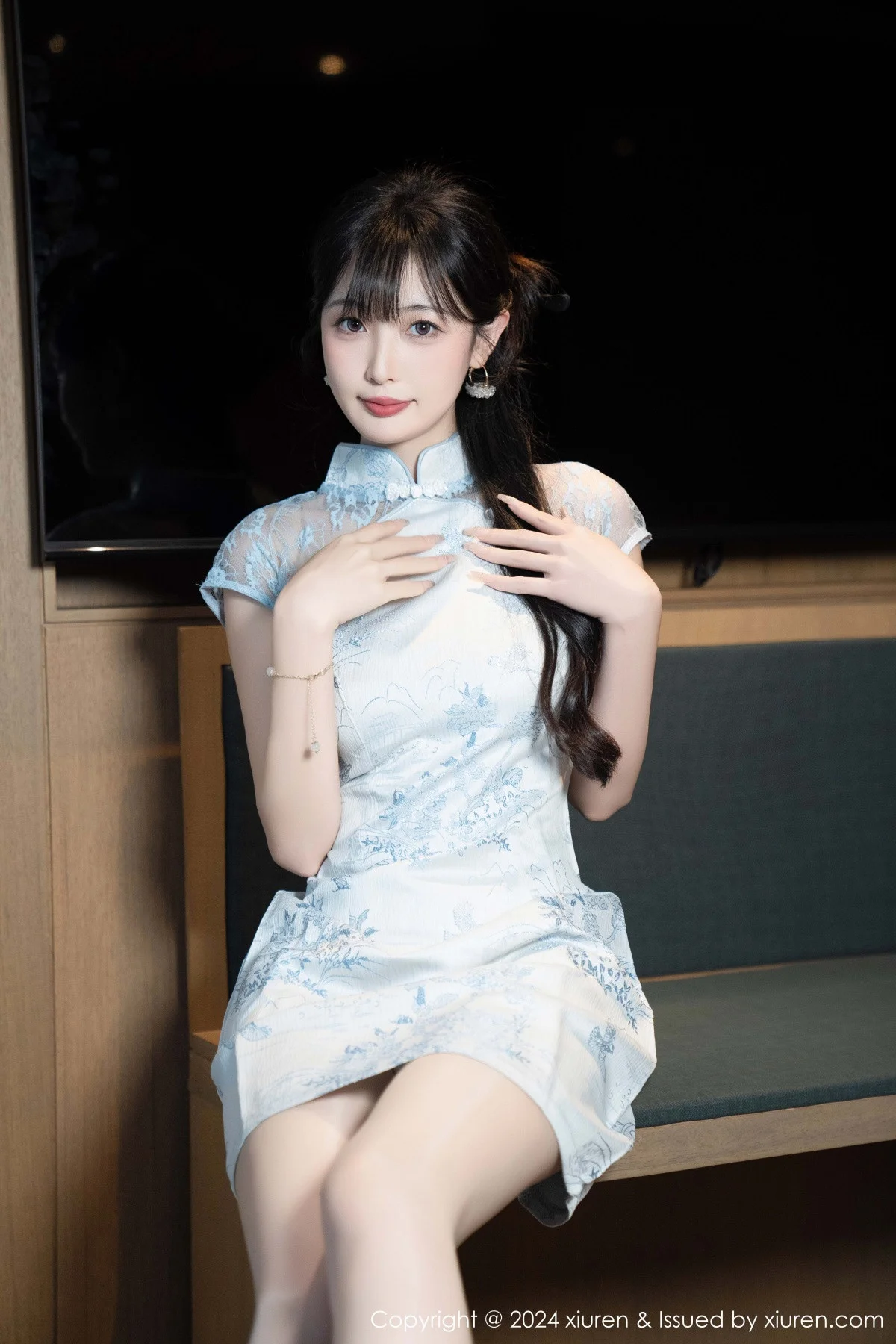 林星阑性感浅色短旗袍露白色内衣配超薄肉丝秀美腿绝美写真 第 17 张