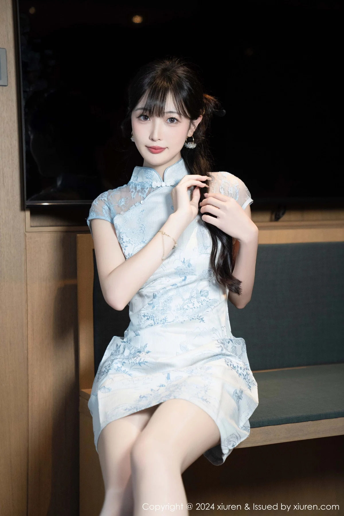 林星阑性感浅色短旗袍露白色内衣配超薄肉丝秀美腿绝美写真 第 18 张