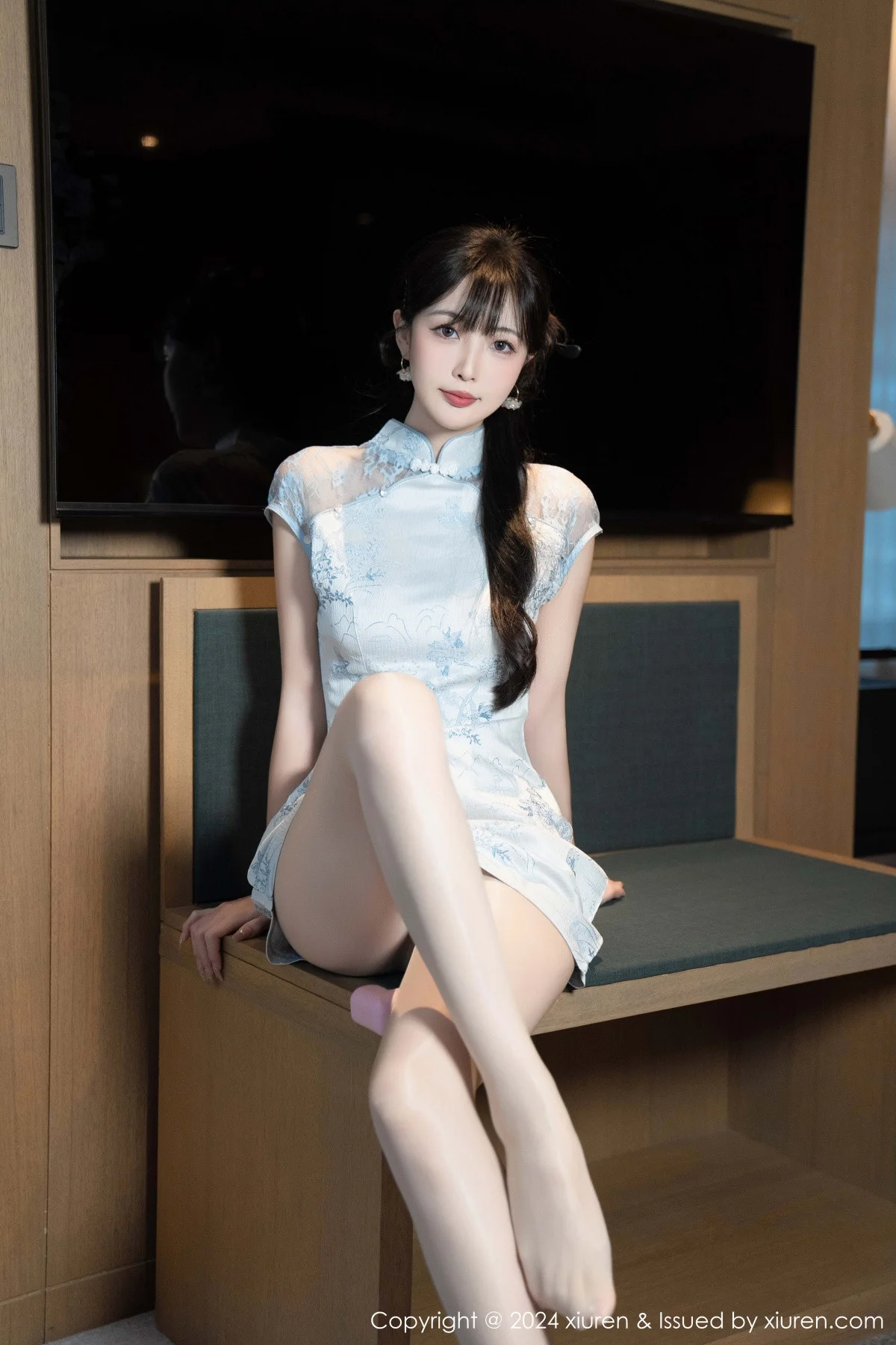 林星阑性感浅色短旗袍露白色内衣配超薄肉丝秀美腿绝美写真 第 2 张