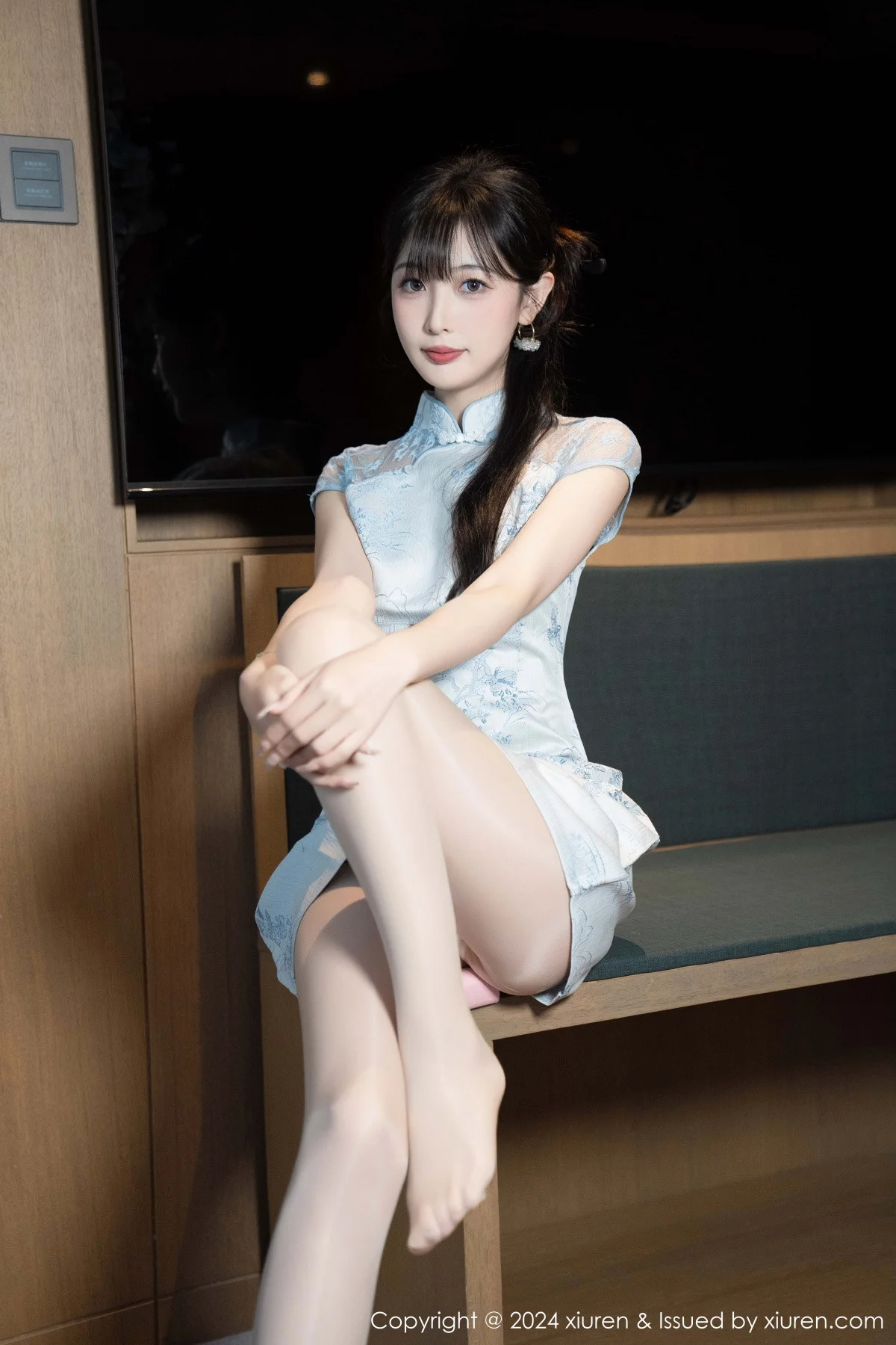 林星阑性感浅色短旗袍露白色内衣配超薄肉丝秀美腿绝美写真 第 21 张
