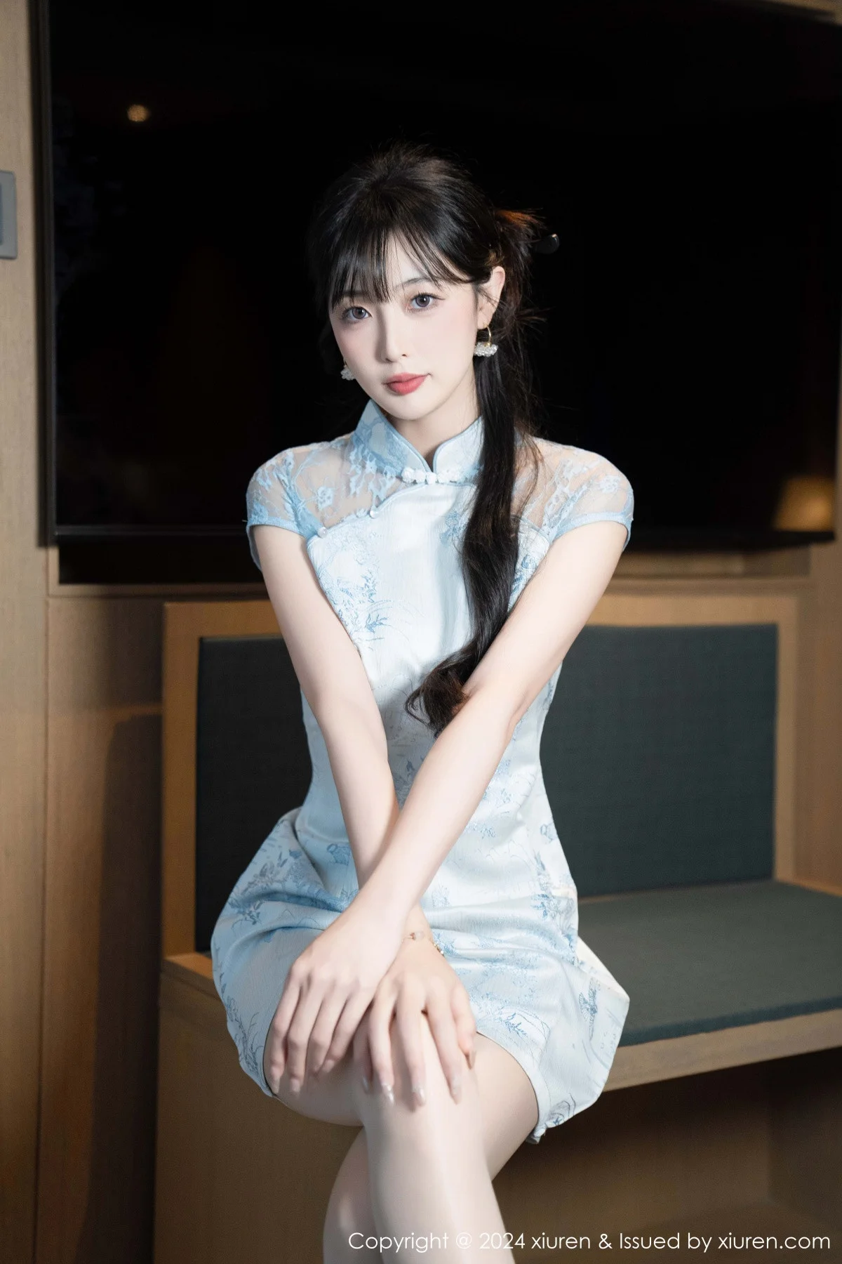林星阑性感浅色短旗袍露白色内衣配超薄肉丝秀美腿绝美写真 第 24 张