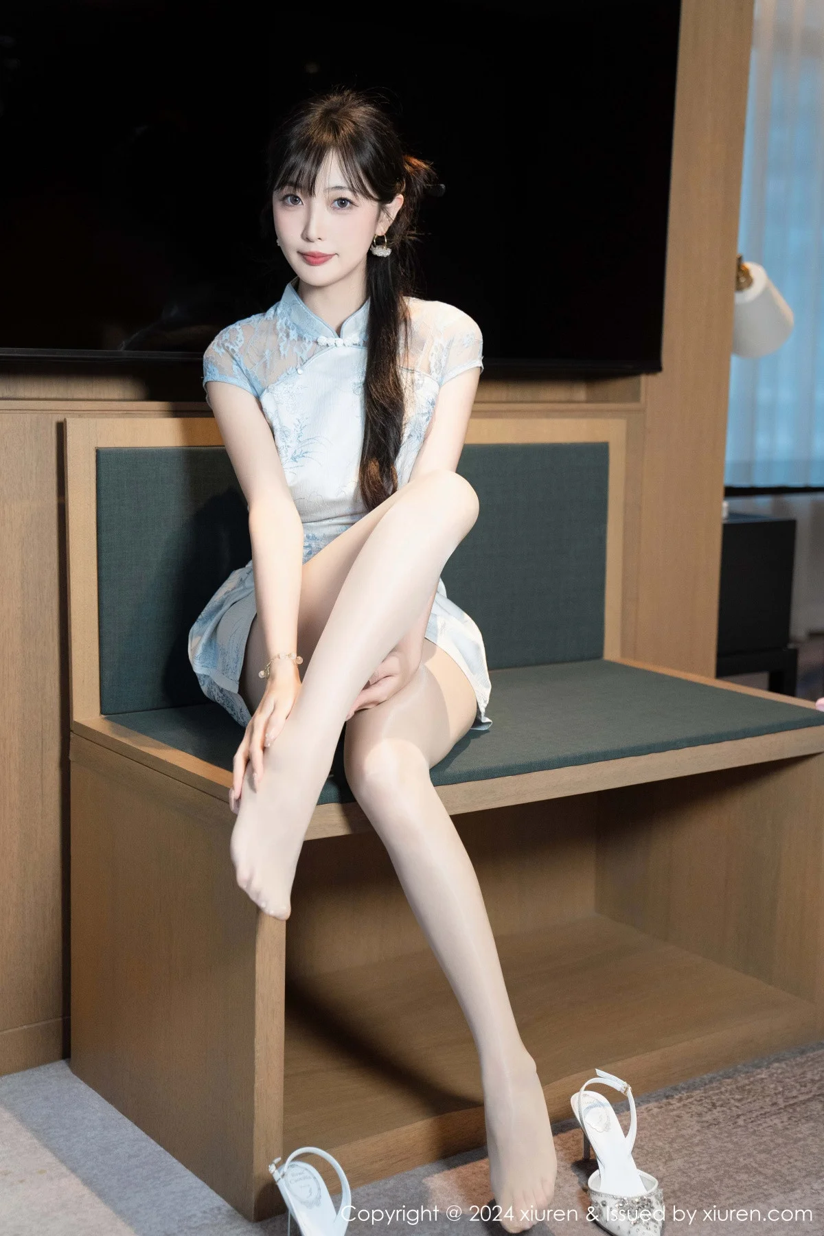 林星阑性感浅色短旗袍露白色内衣配超薄肉丝秀美腿绝美写真 第 29 张