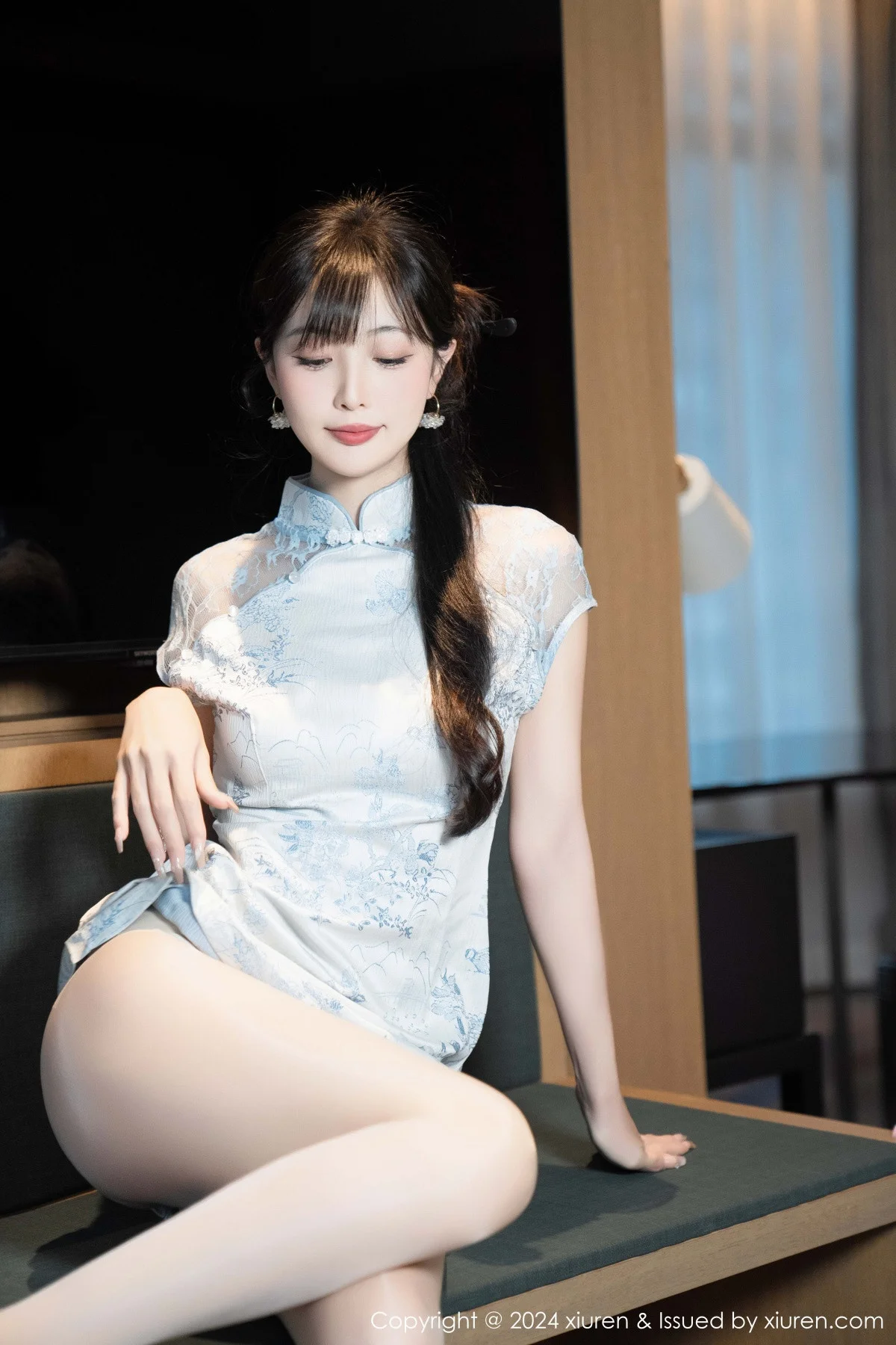 林星阑性感浅色短旗袍露白色内衣配超薄肉丝秀美腿绝美写真 第 31 张