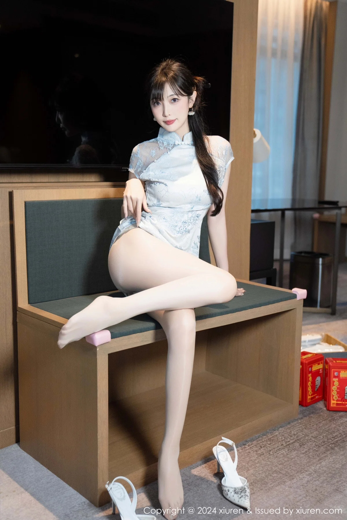 林星阑性感浅色短旗袍露白色内衣配超薄肉丝秀美腿绝美写真 第 33 张