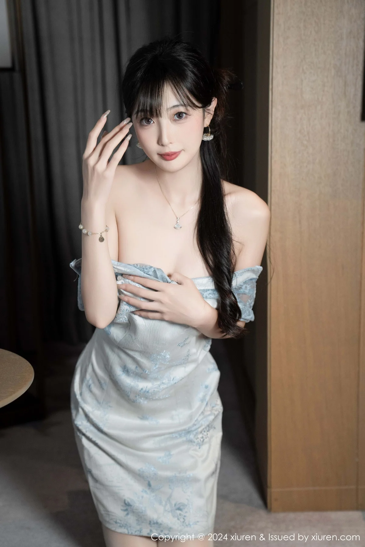 林星阑性感浅色短旗袍露白色内衣配超薄肉丝秀美腿绝美写真 第 51 张