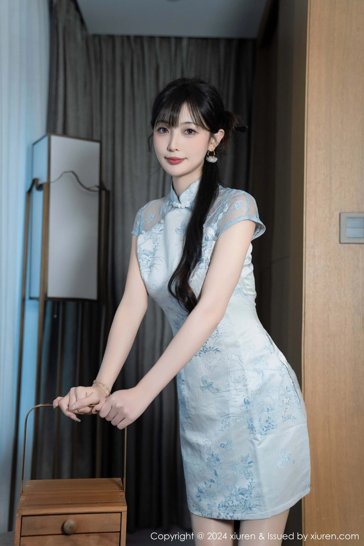 林星阑性感浅色短旗袍露白色内衣配超薄肉丝秀美腿绝美写真 第 7 张