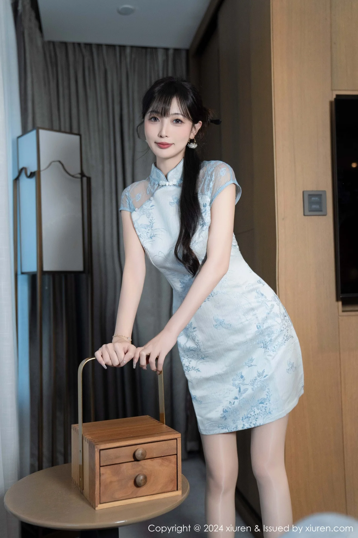 林星阑性感浅色短旗袍露白色内衣配超薄肉丝秀美腿绝美写真 第 8 张