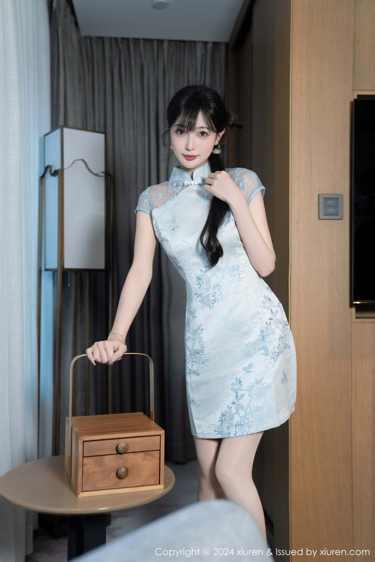 林星阑性感浅色短旗袍露白色内衣配超薄肉丝秀美腿绝美写真 第 9 张