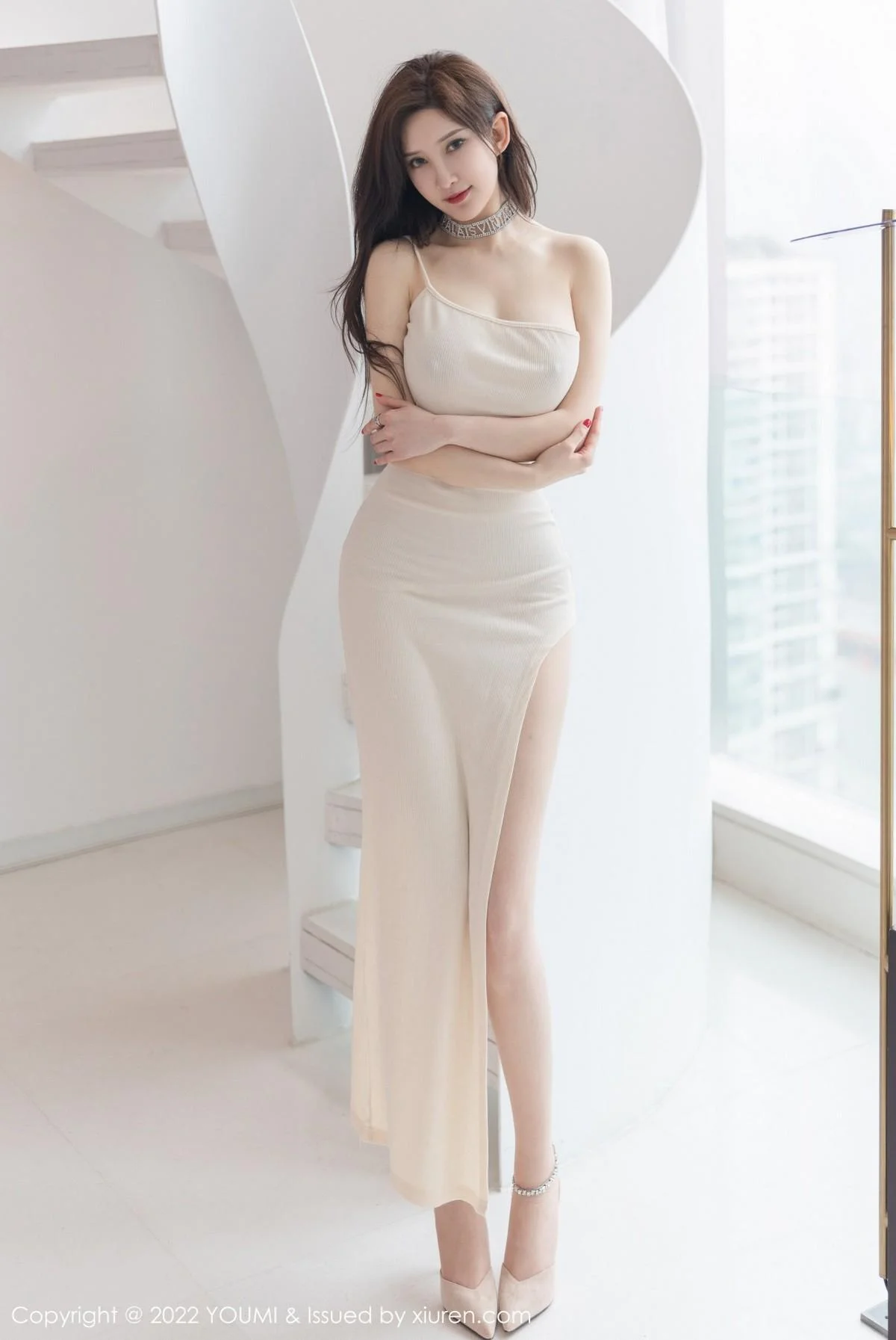 奶瓶土肥圆米色收身连衣裙配超薄肉丝秀翘臀美腿绝美写真 第 15 张