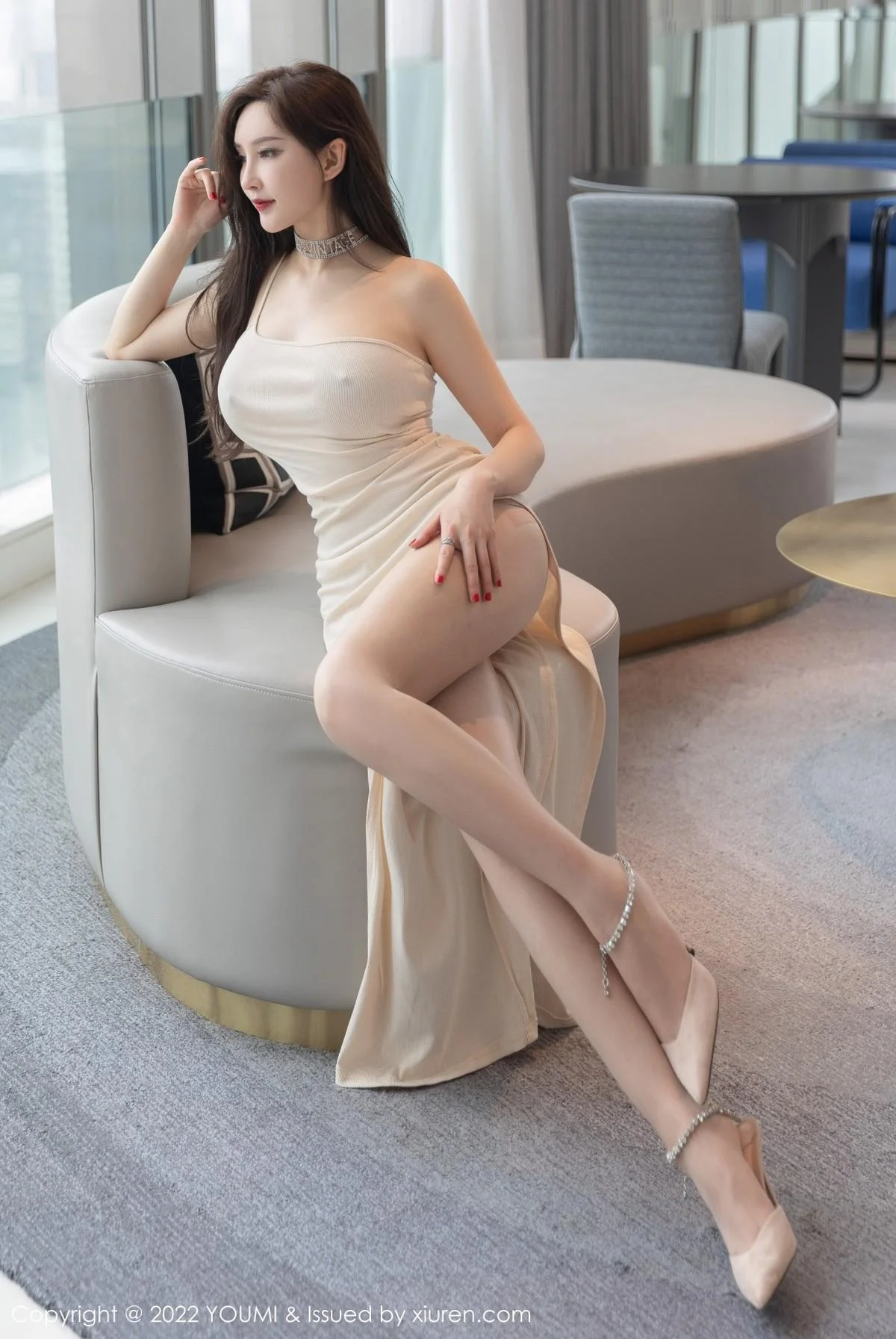 奶瓶土肥圆米色收身连衣裙配超薄肉丝秀翘臀美腿绝美写真 第 3 张