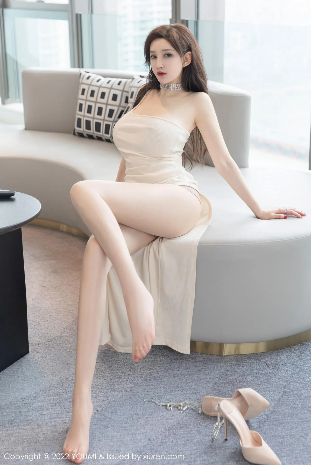 奶瓶土肥圆米色收身连衣裙配超薄肉丝秀翘臀美腿绝美写真 第 80 张