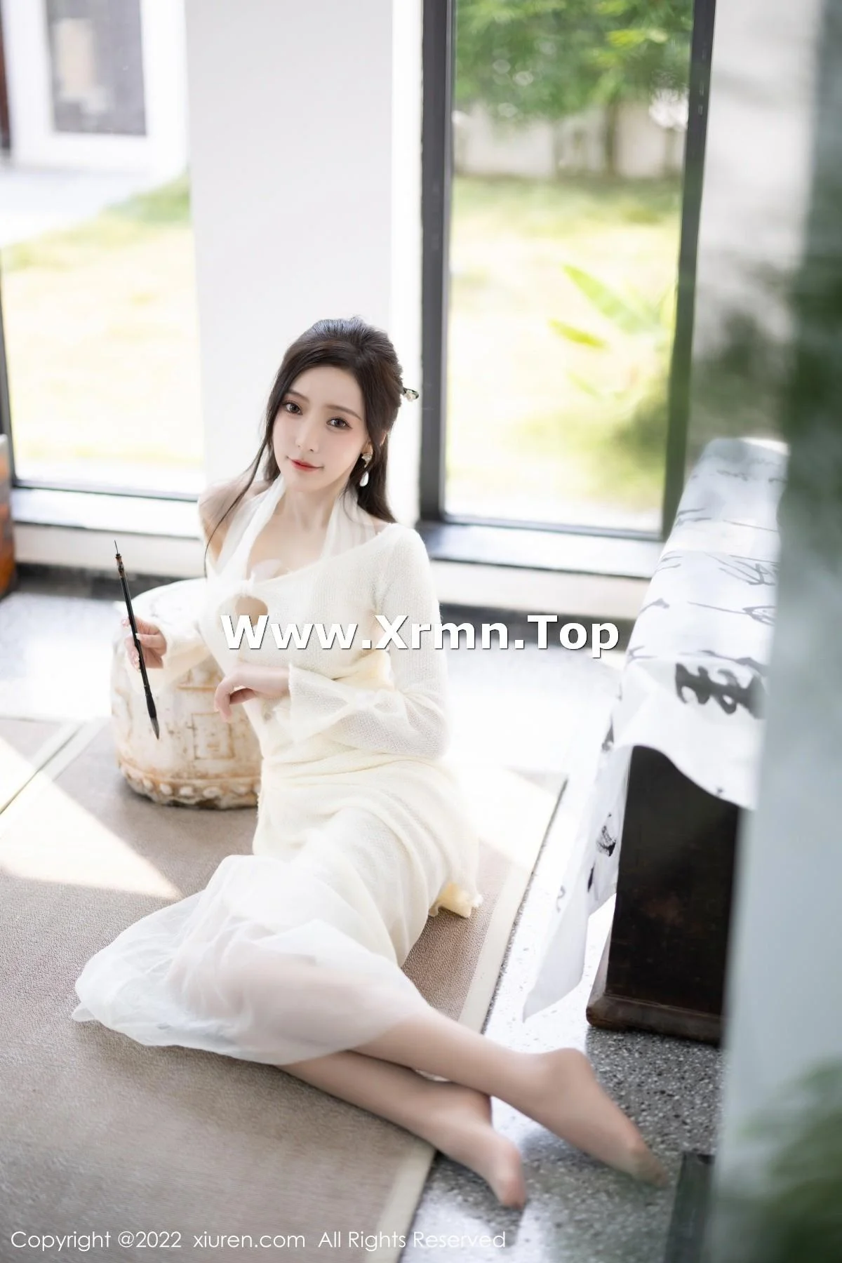 王馨瑶yanni性感白色连衣裙配超薄肉丝秀翘臀美腿绝美写真 第 1 张