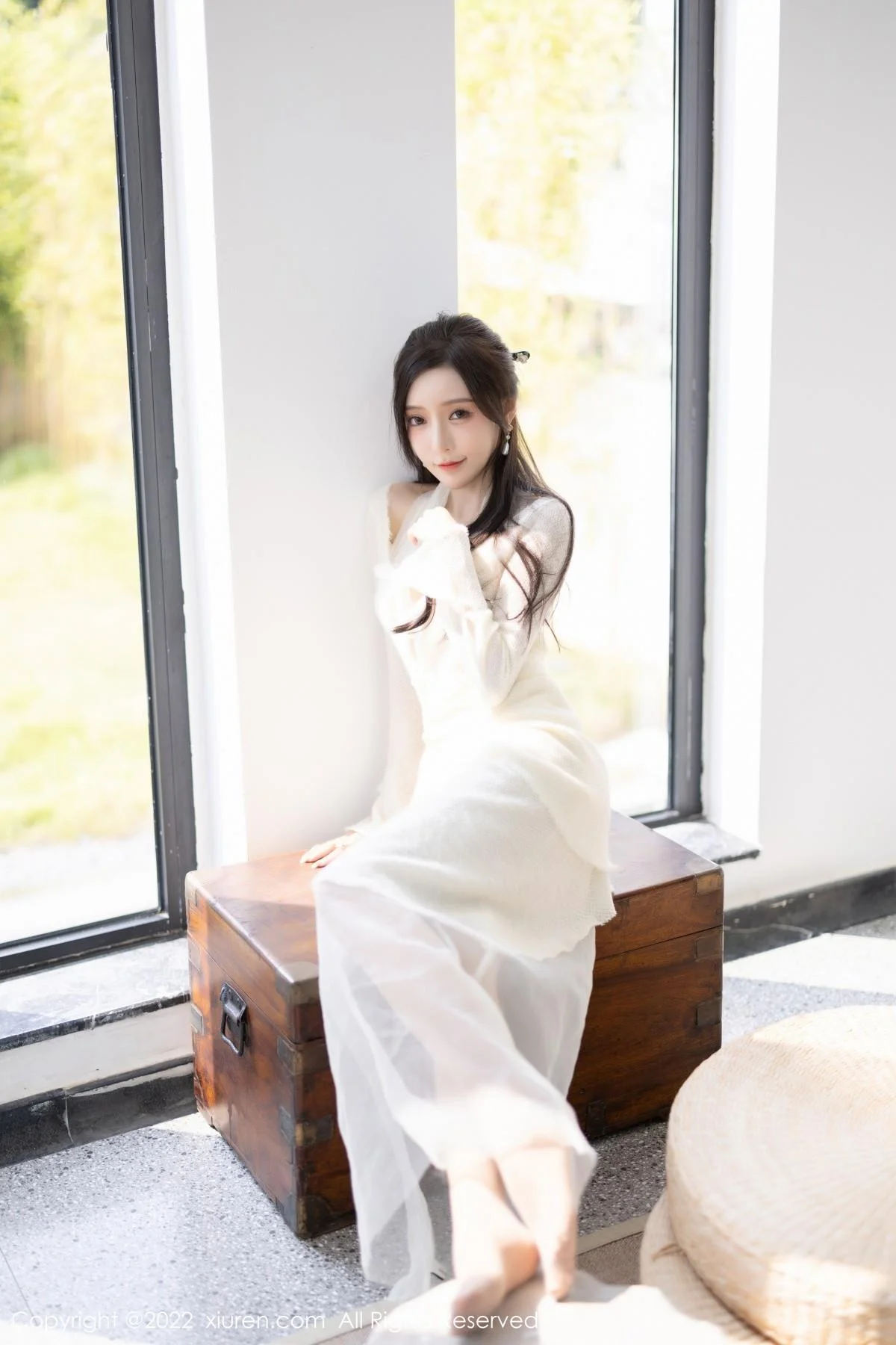 王馨瑶yanni性感白色连衣裙配超薄肉丝秀翘臀美腿绝美写真 第 13 张