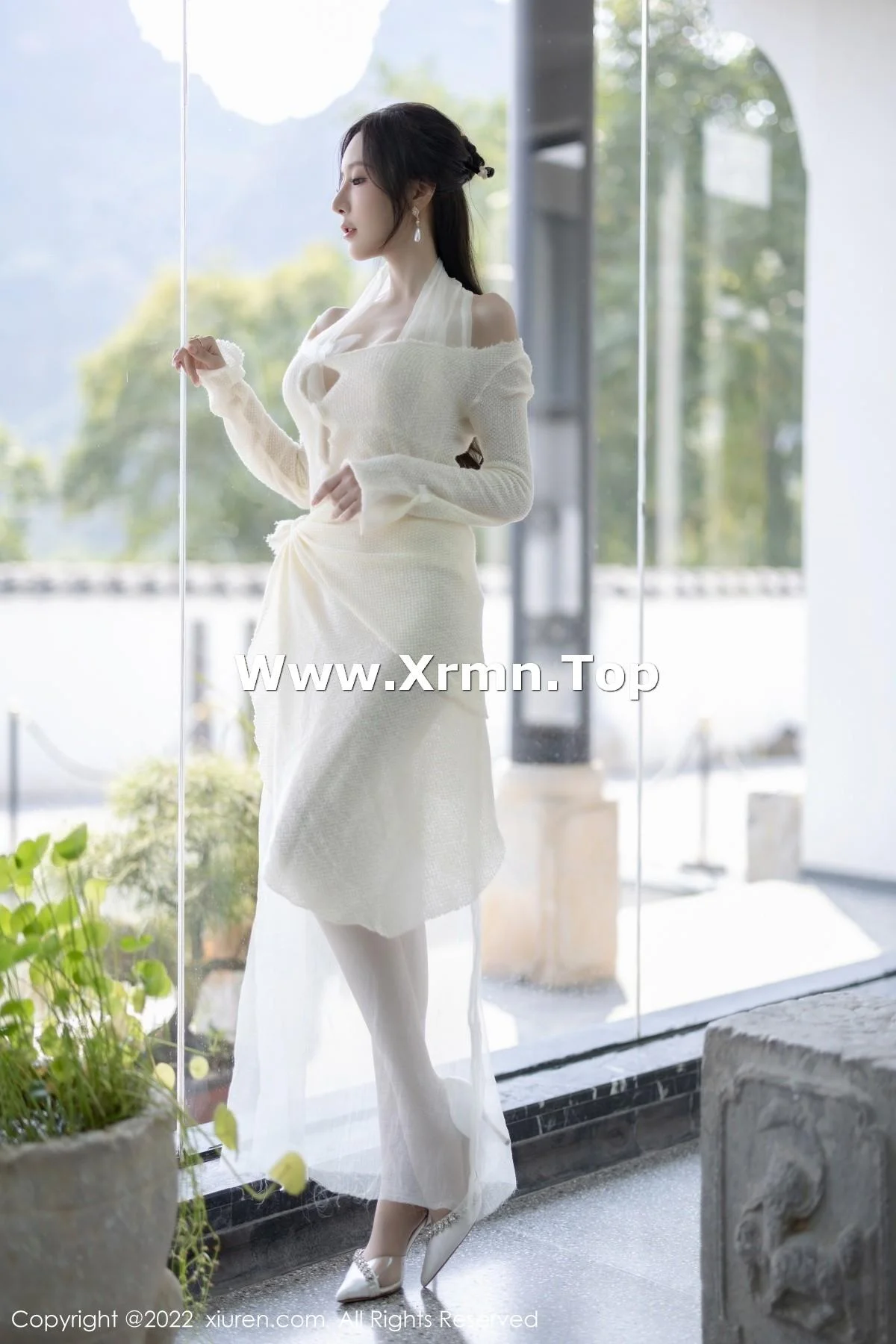 王馨瑶yanni性感白色连衣裙配超薄肉丝秀翘臀美腿绝美写真 第 19 张