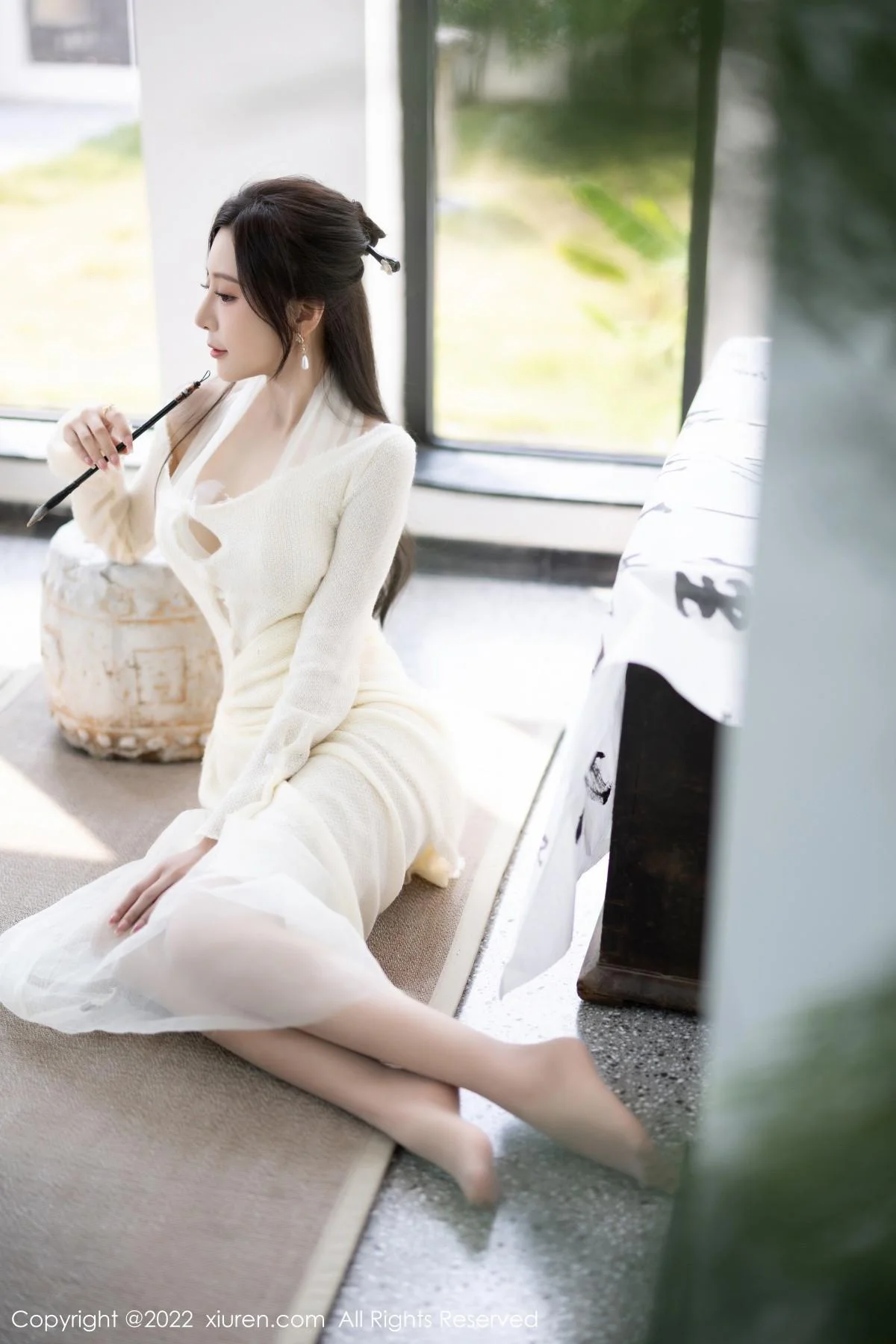 王馨瑶yanni性感白色连衣裙配超薄肉丝秀翘臀美腿绝美写真 第 2 张
