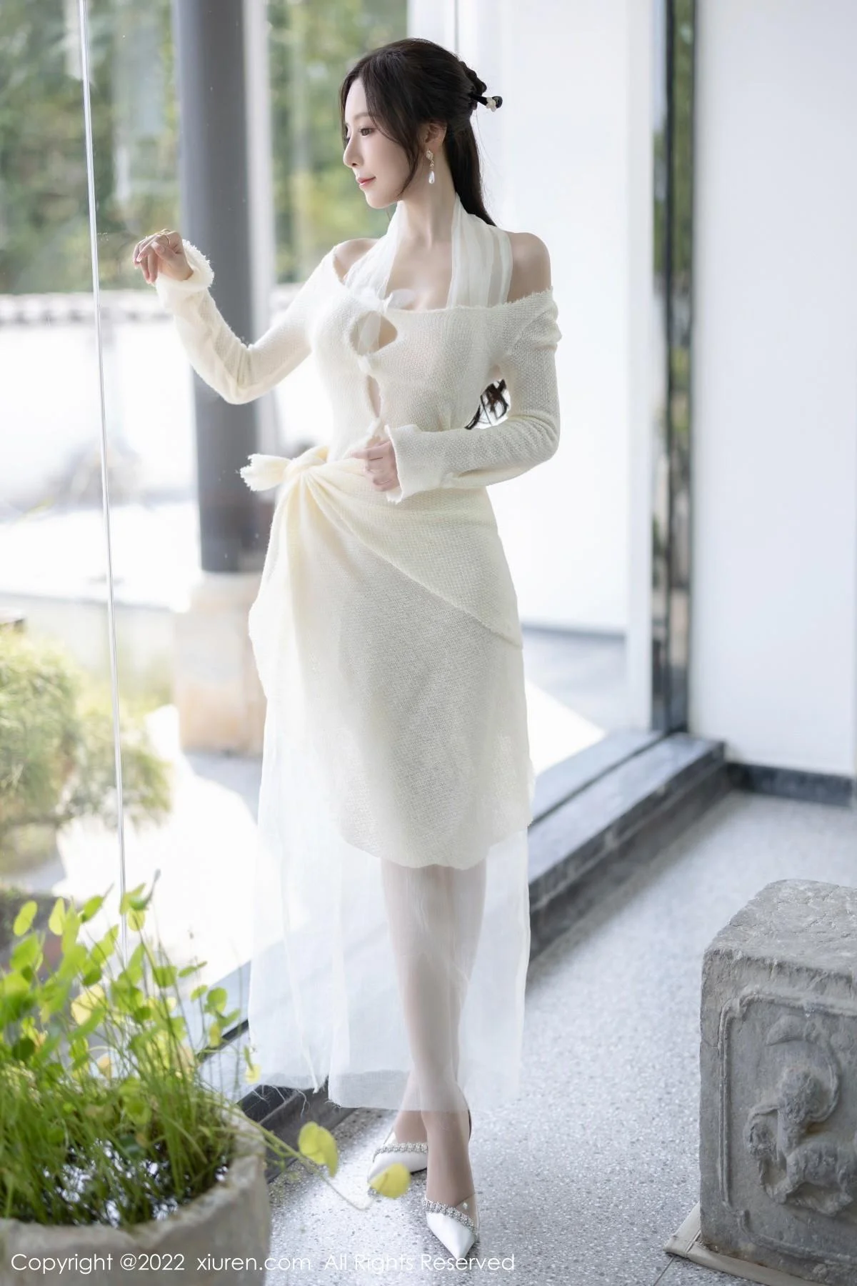王馨瑶yanni性感白色连衣裙配超薄肉丝秀翘臀美腿绝美写真 第 20 张