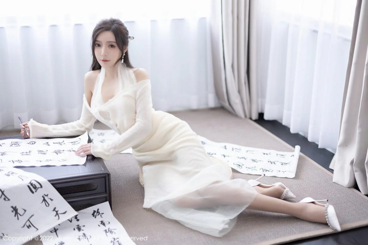 王馨瑶yanni性感白色连衣裙配超薄肉丝秀翘臀美腿绝美写真 第 22 张
