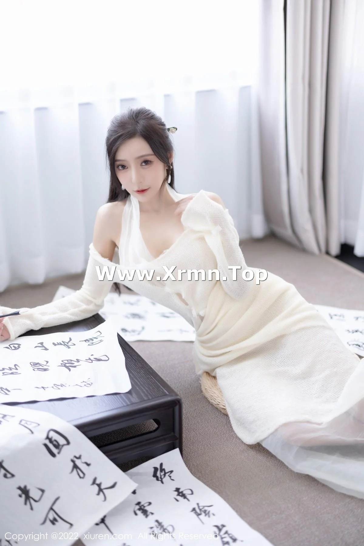 王馨瑶yanni性感白色连衣裙配超薄肉丝秀翘臀美腿绝美写真 第 23 张