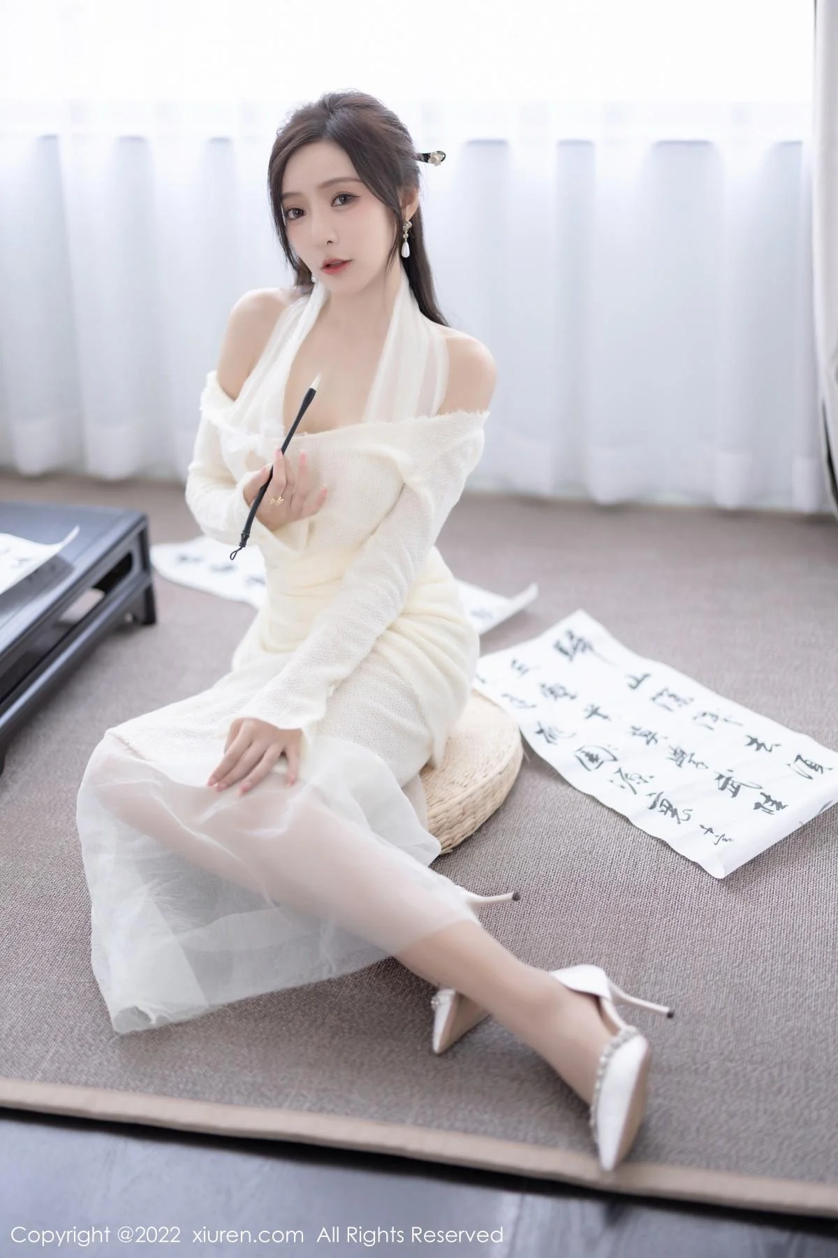 王馨瑶yanni性感白色连衣裙配超薄肉丝秀翘臀美腿绝美写真 第 24 张