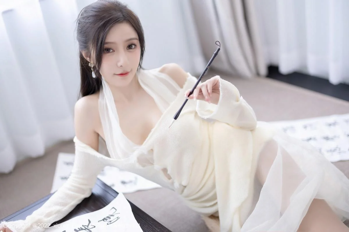 王馨瑶yanni性感白色连衣裙配超薄肉丝秀翘臀美腿绝美写真 第 29 张