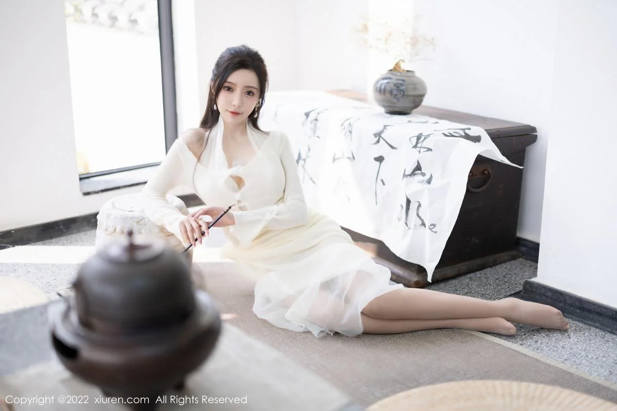 王馨瑶yanni性感白色连衣裙配超薄肉丝秀翘臀美腿绝美写真 第 3 张