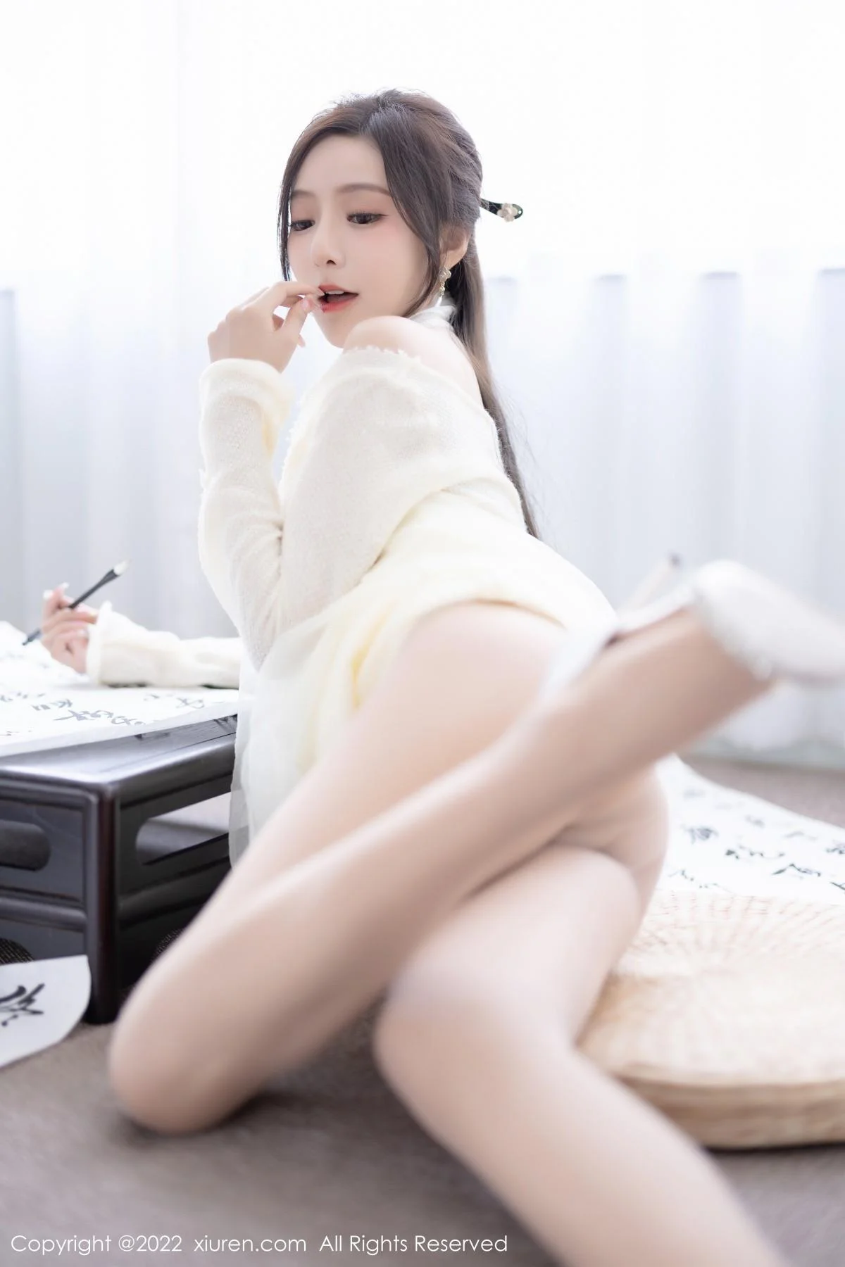 王馨瑶yanni性感白色连衣裙配超薄肉丝秀翘臀美腿绝美写真 第 32 张