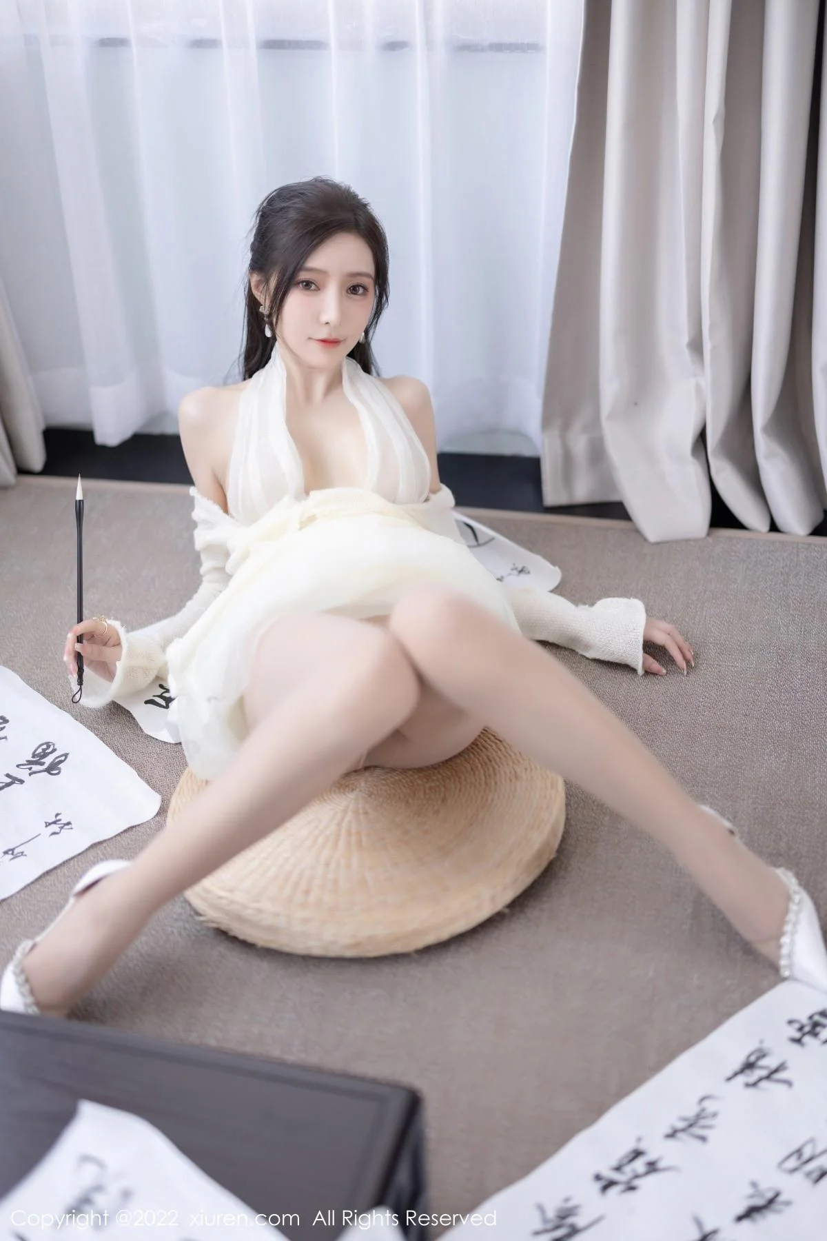 王馨瑶yanni性感白色连衣裙配超薄肉丝秀翘臀美腿绝美写真 第 45 张